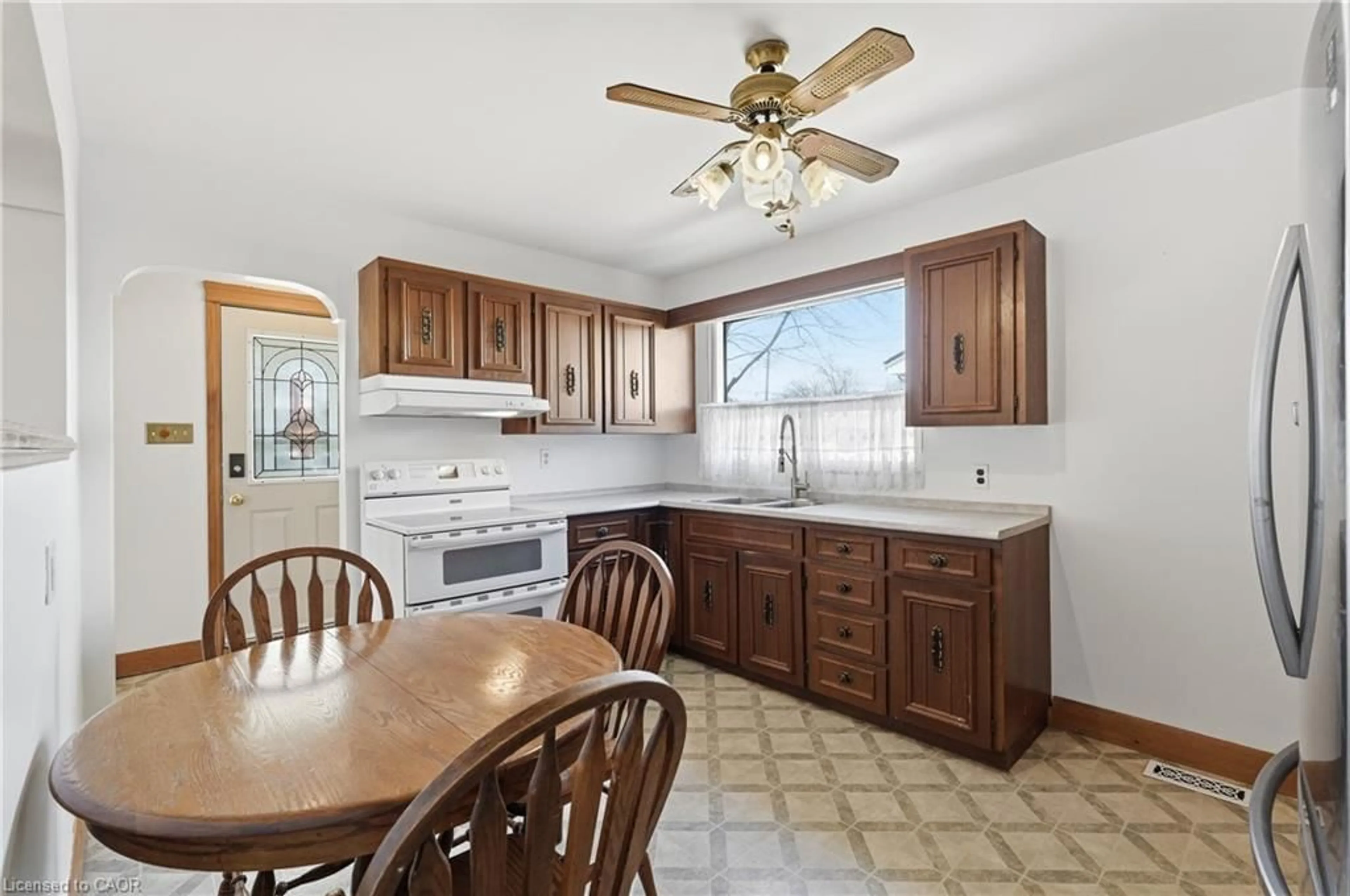 Standard kitchen, ceramic/tile floor for 31 Sheridan Dr, Hamilton Ontario L9A 2C7