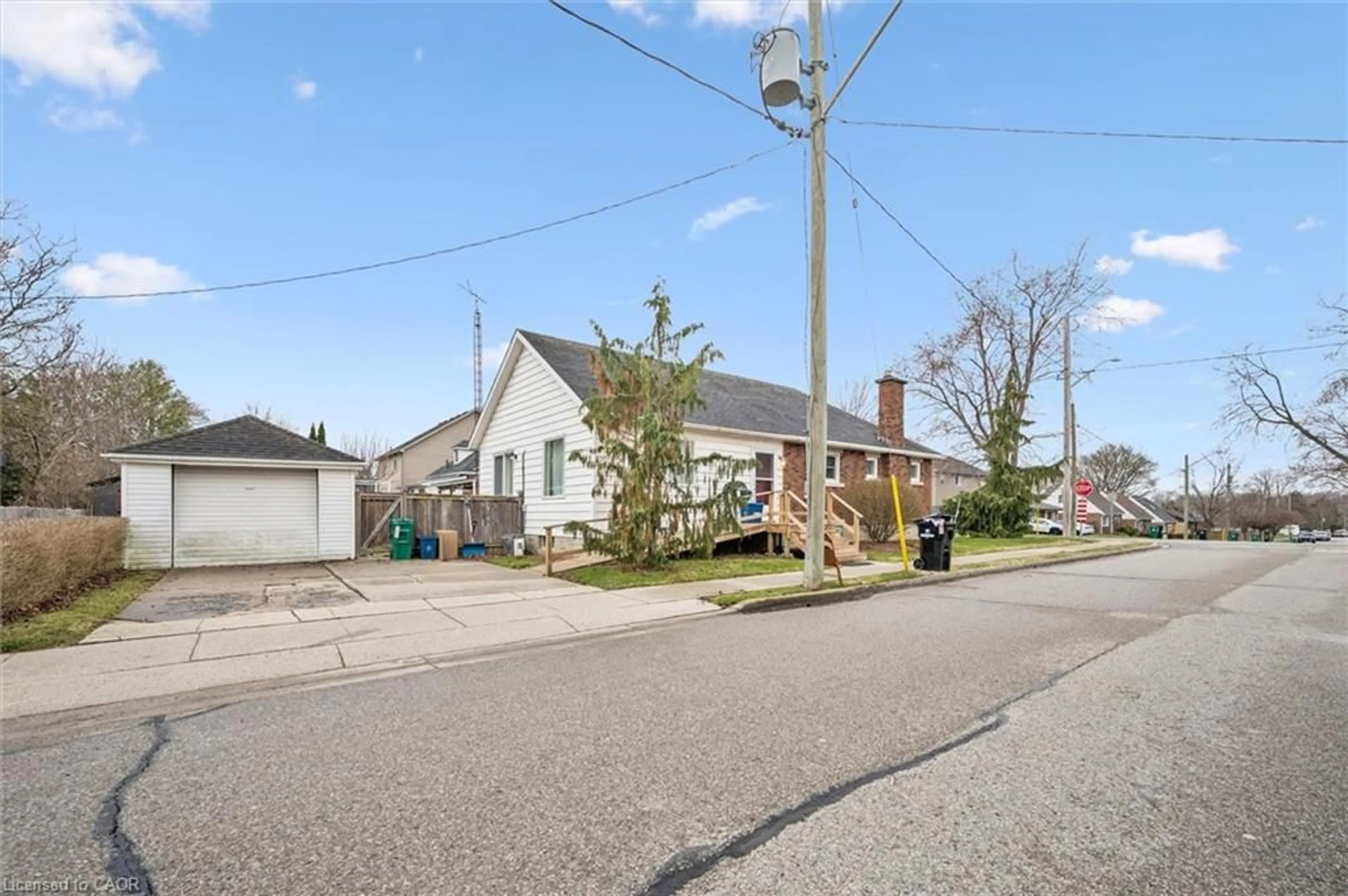 A pic from outside/outdoor area/front of a property/back of a property/a pic from drone, street for 605 Waterloo St, Cambridge Ontario N3H 1P4