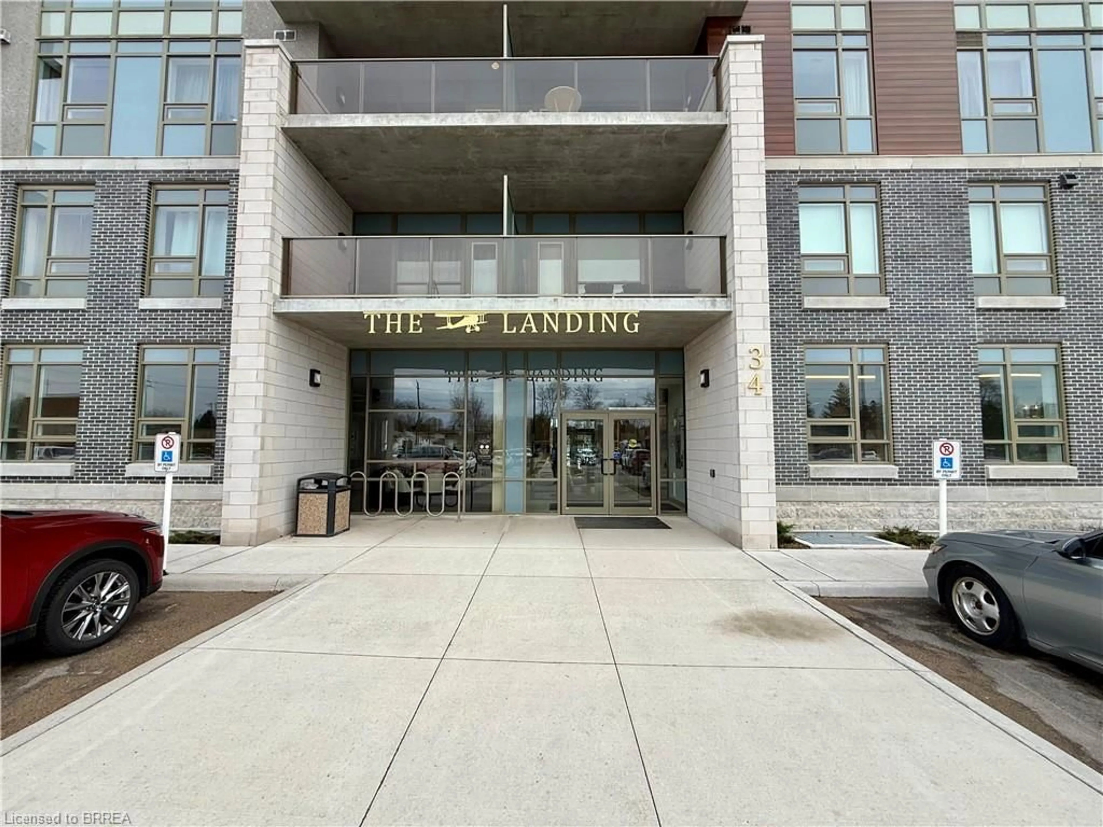 Indoor foyer for 34 Norman St #211, Brantford Ontario N3R 2Y1