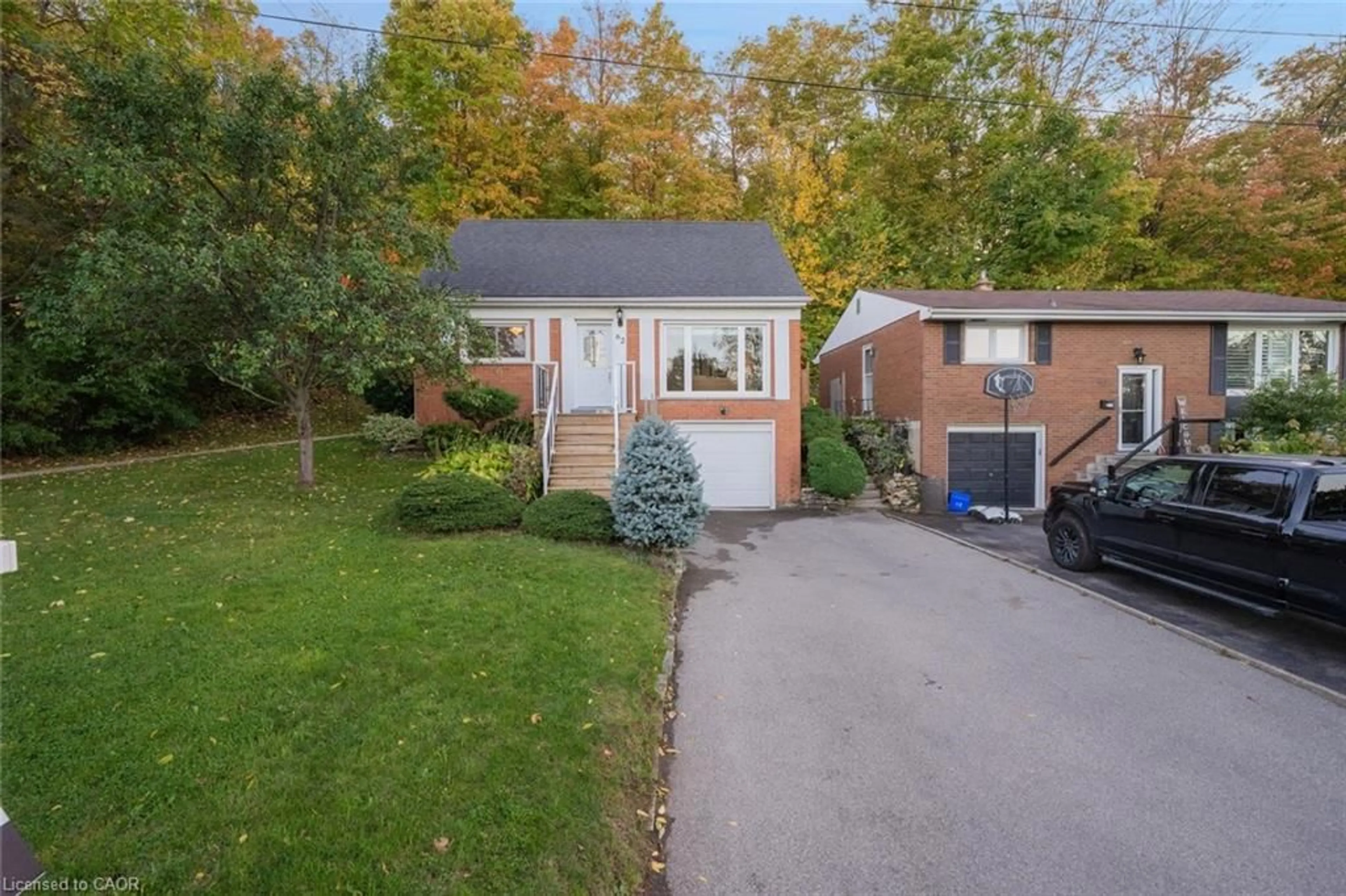 A pic from outside/outdoor area/front of a property/back of a property/a pic from drone, street for 62 Brentwood Dr, Stoney Creek Ontario L8G 2W8