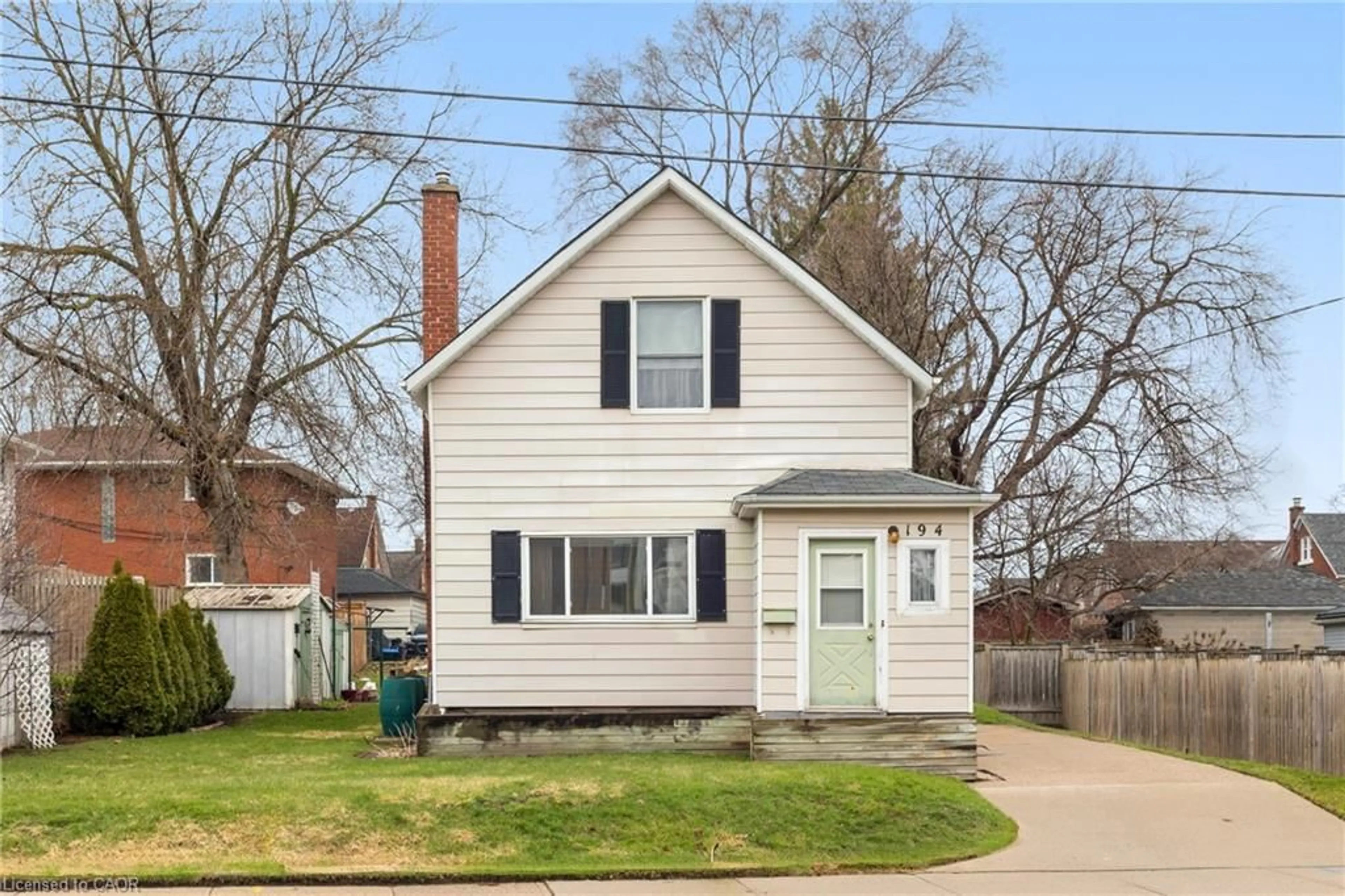 Home with vinyl exterior material, street for 194 Moore Ave, Waterloo Ontario N2J 1X8