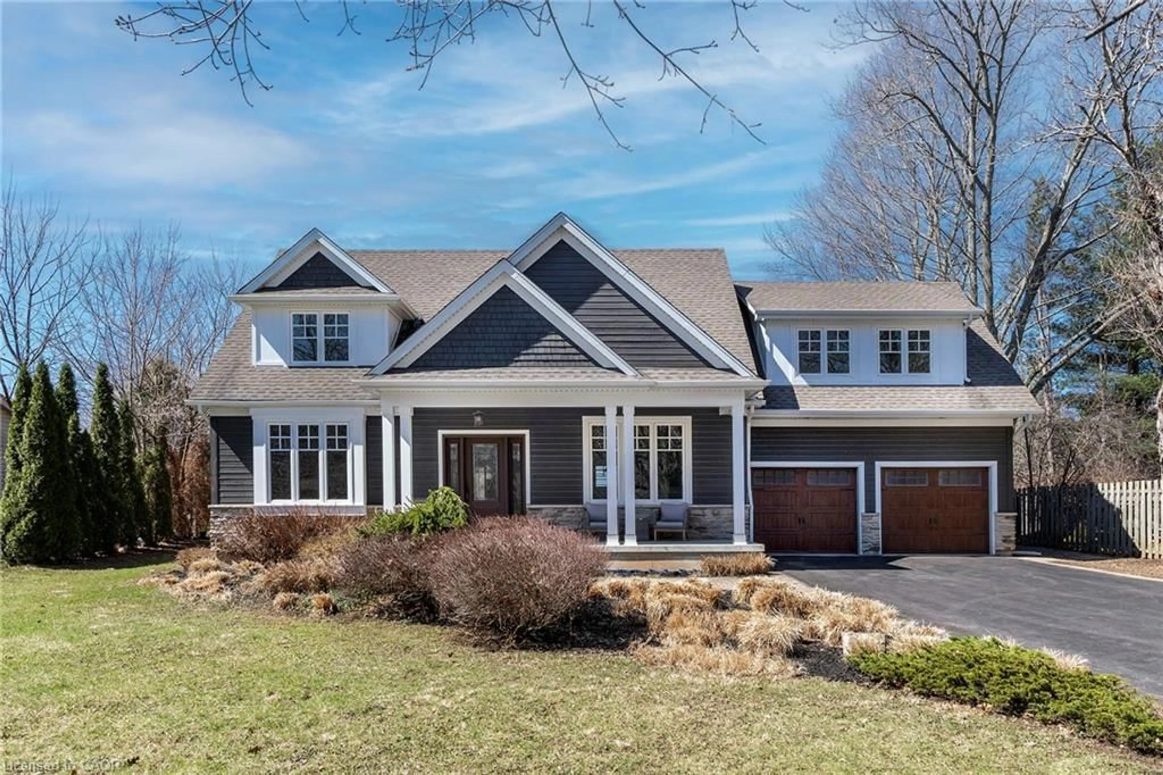 Home with vinyl exterior material, street for 400 Hamilton Dr, Ancaster Ontario L9G 2B1