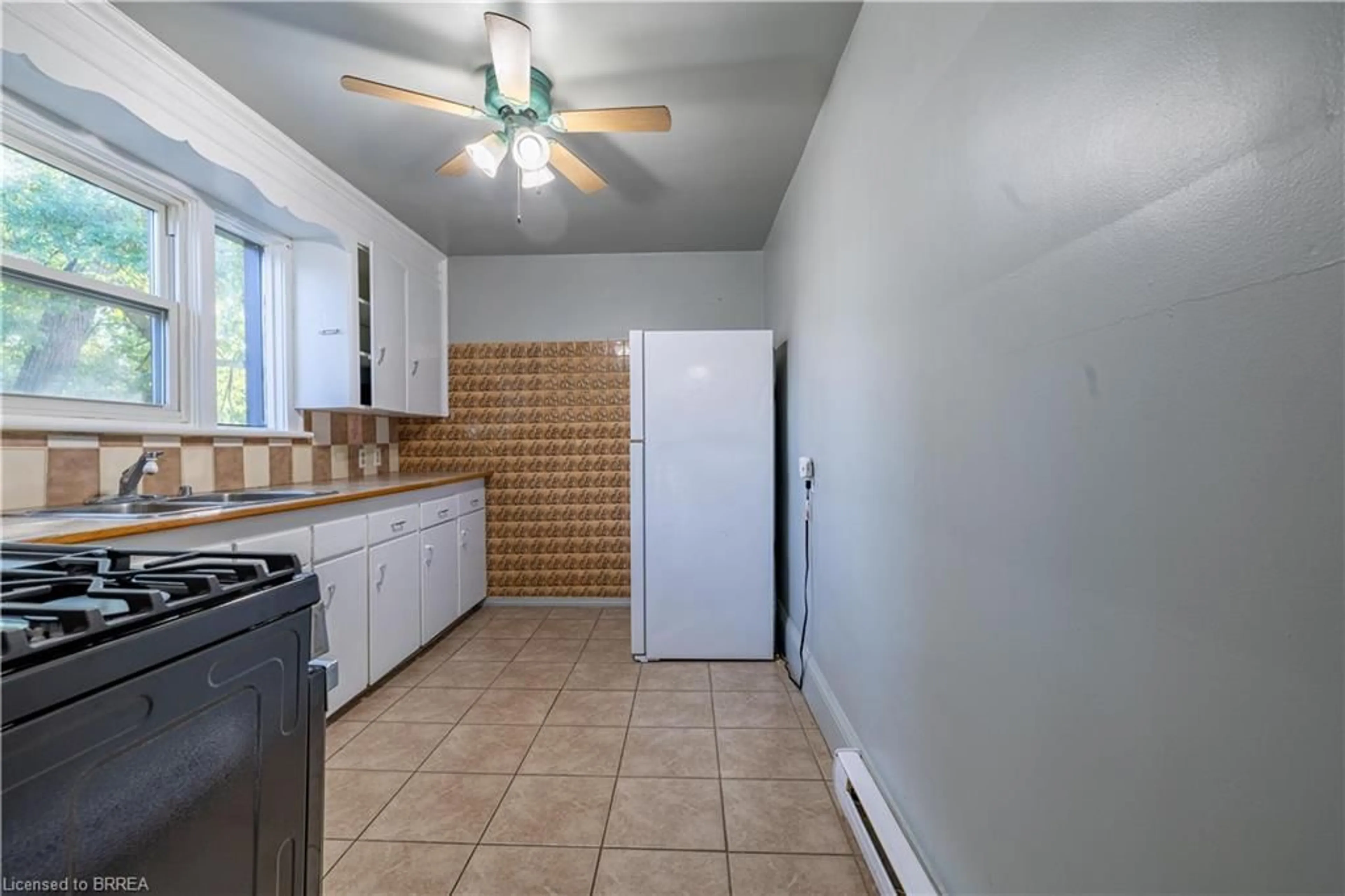 Standard kitchen, ceramic/tile floor for 113 Brant Ave, Brantford Ontario N3T 3H4