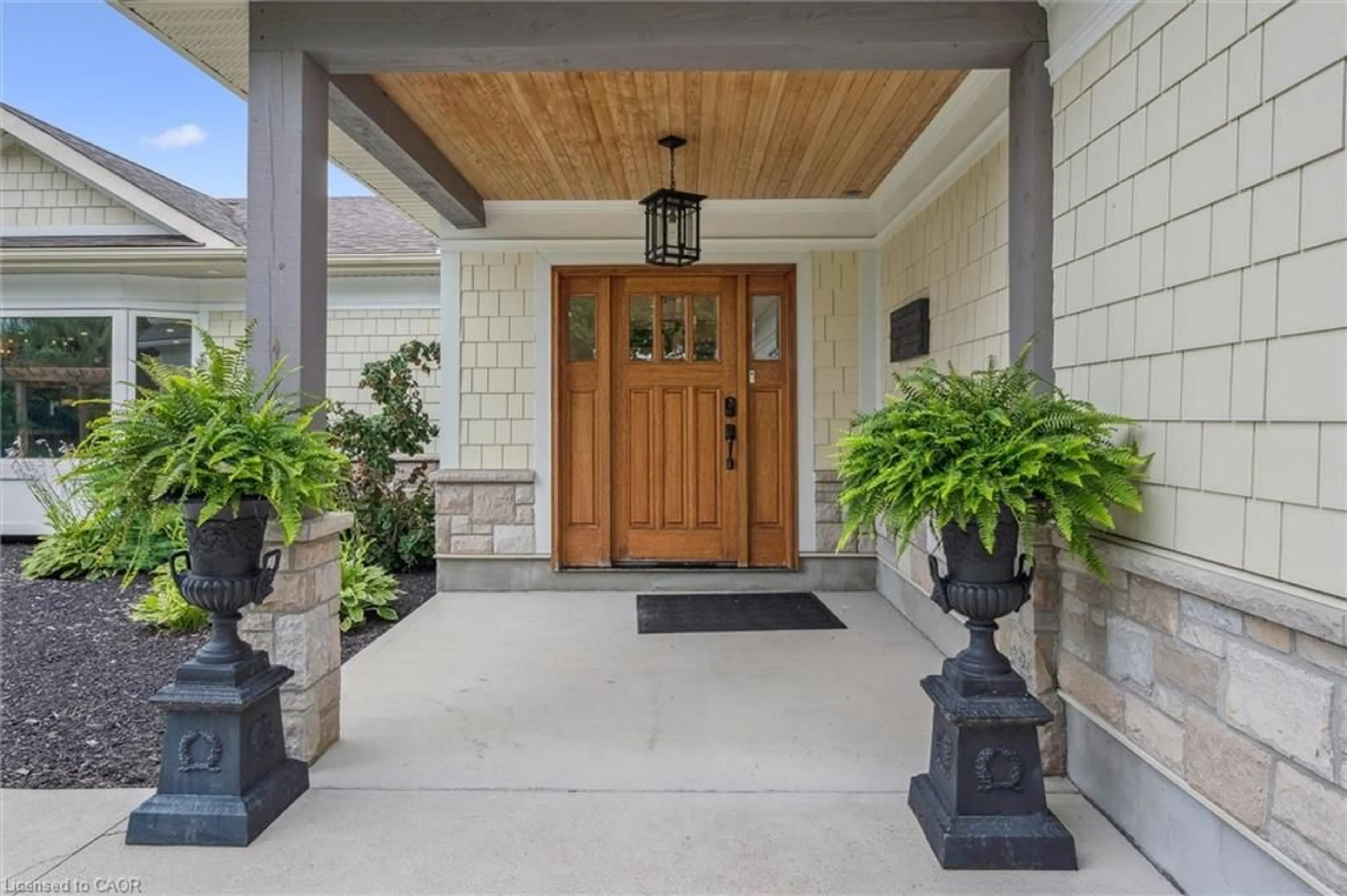 Indoor entryway for 882-888 Fairway Rd, Kitchener Ontario N2A 0C2