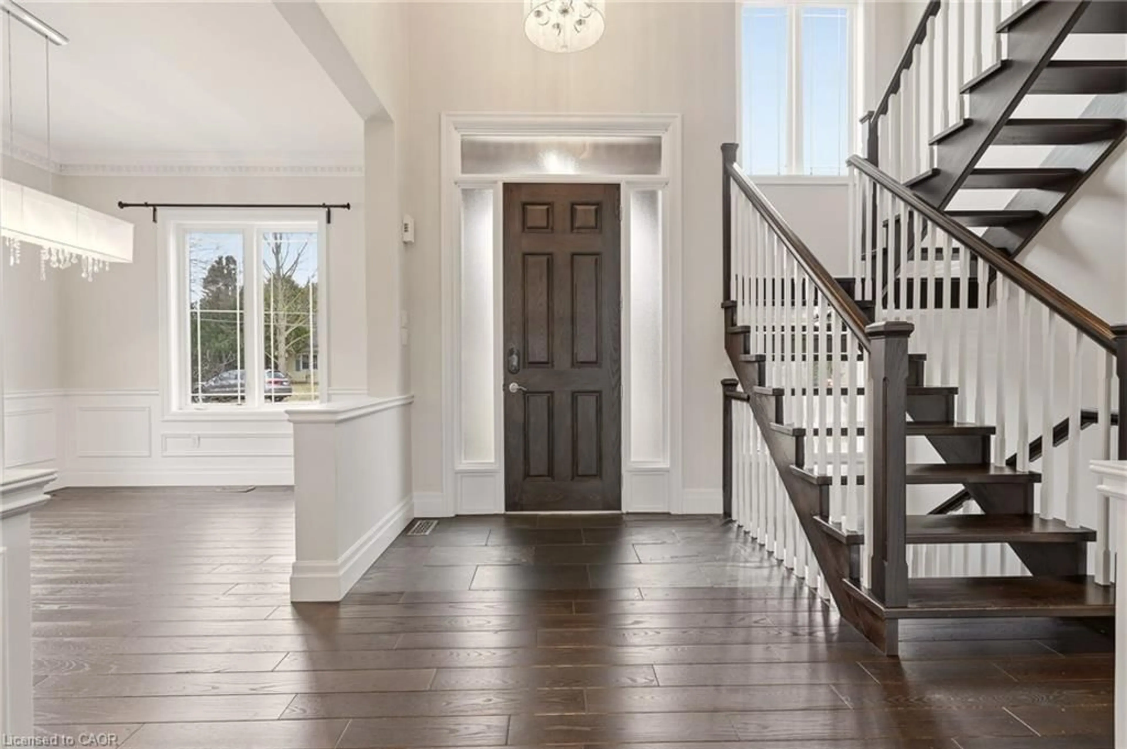 Indoor entryway for 991 Glenwood Ave, Burlington Ontario L7T 2K1