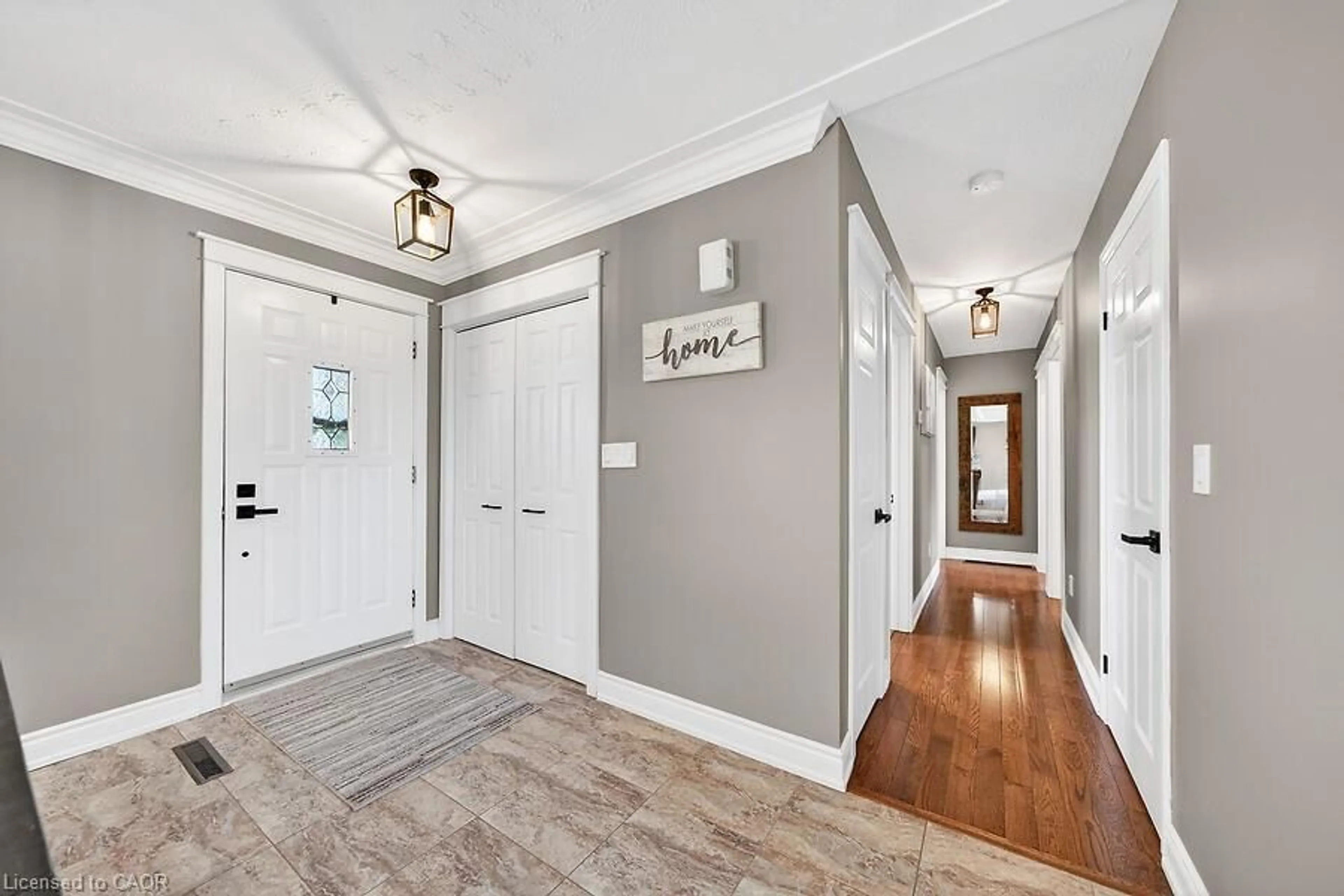 Indoor entryway for 9752 Regional 9 Rd, West Lincoln Ontario N0A 1C0