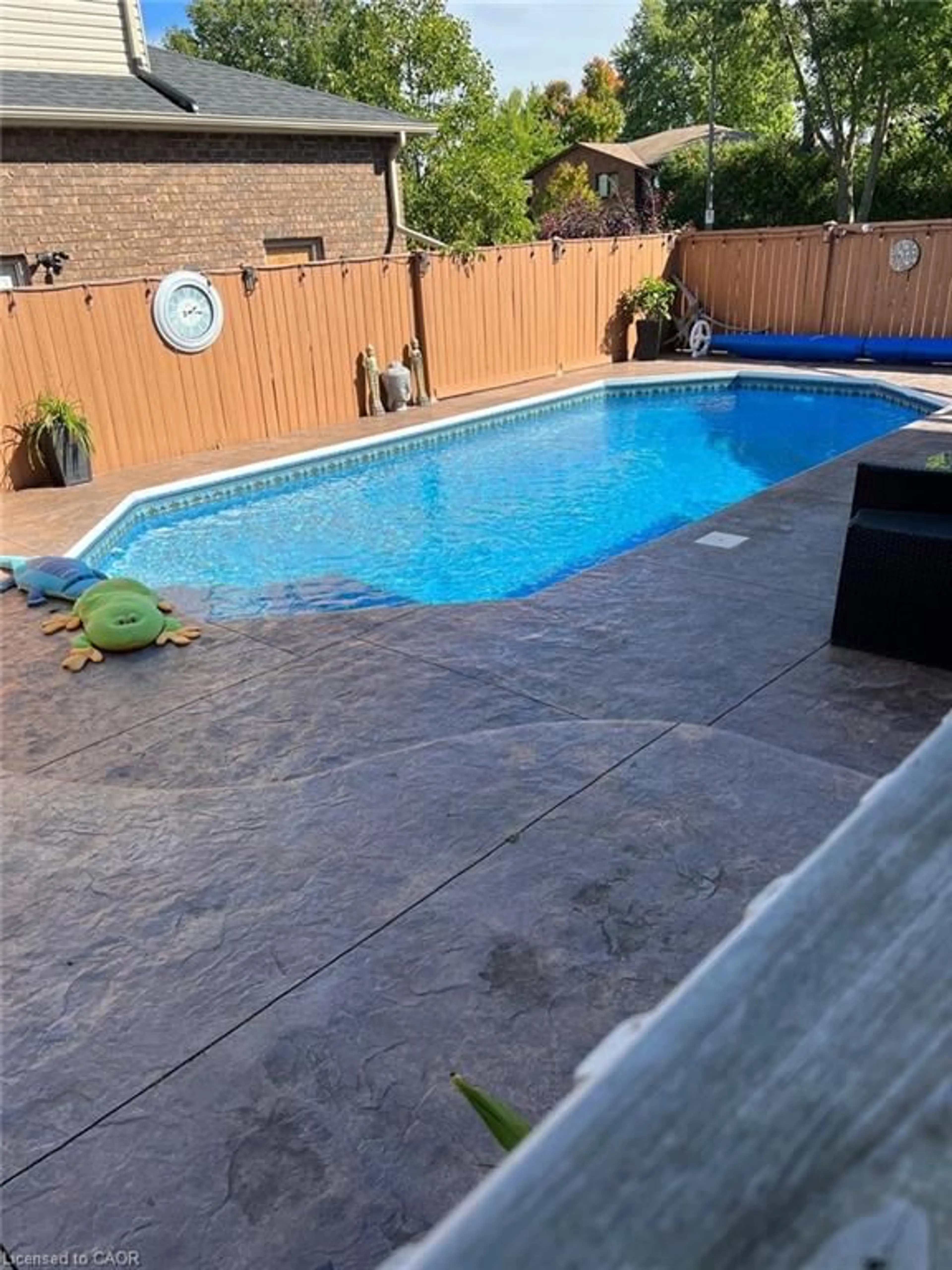Pool for 122 Grand River Blvd, Kitchener Ontario N2A 4E3