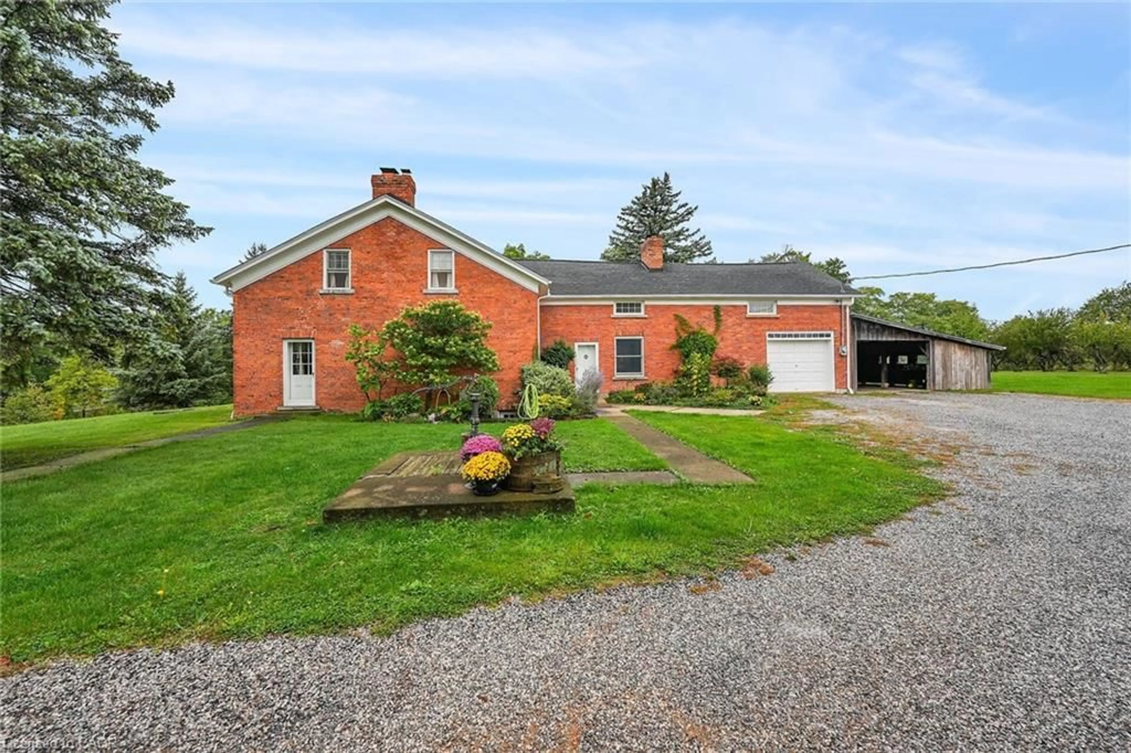 A pic from outside/outdoor area/front of a property/back of a property/a pic from drone, street for 2432 Seburn Rd, Fonthill Ontario L0S 1E6