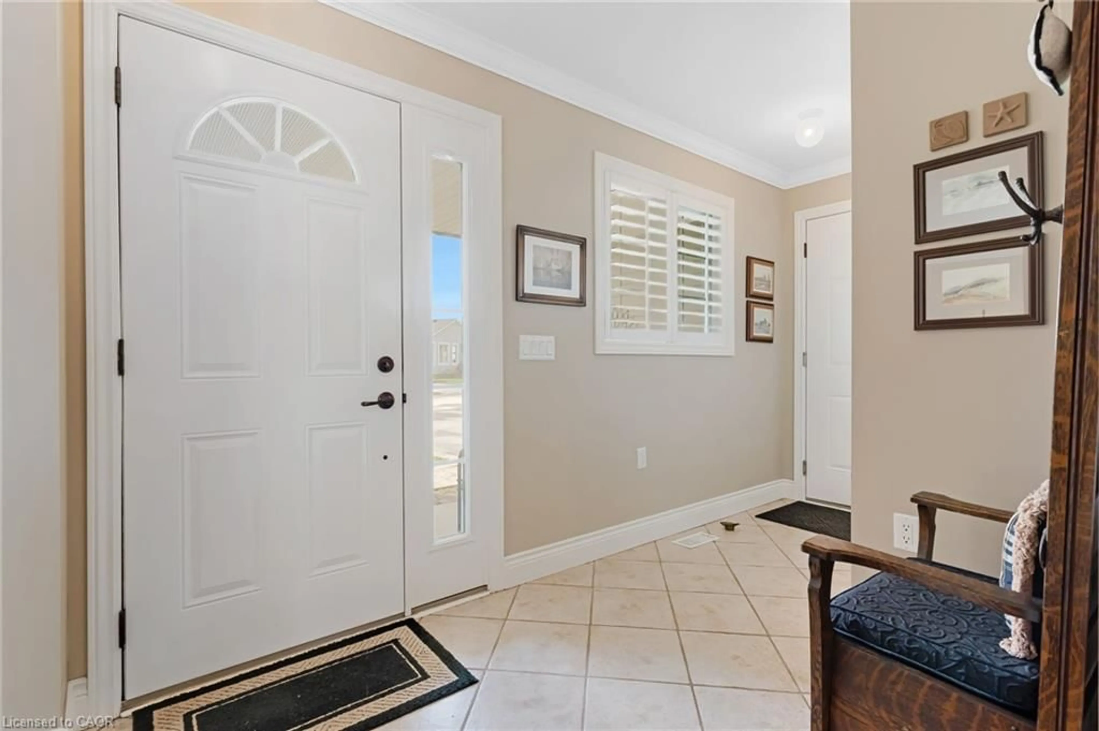 Indoor entryway for 228 Glenariff Dr, Freelton Ontario L8B 1A5