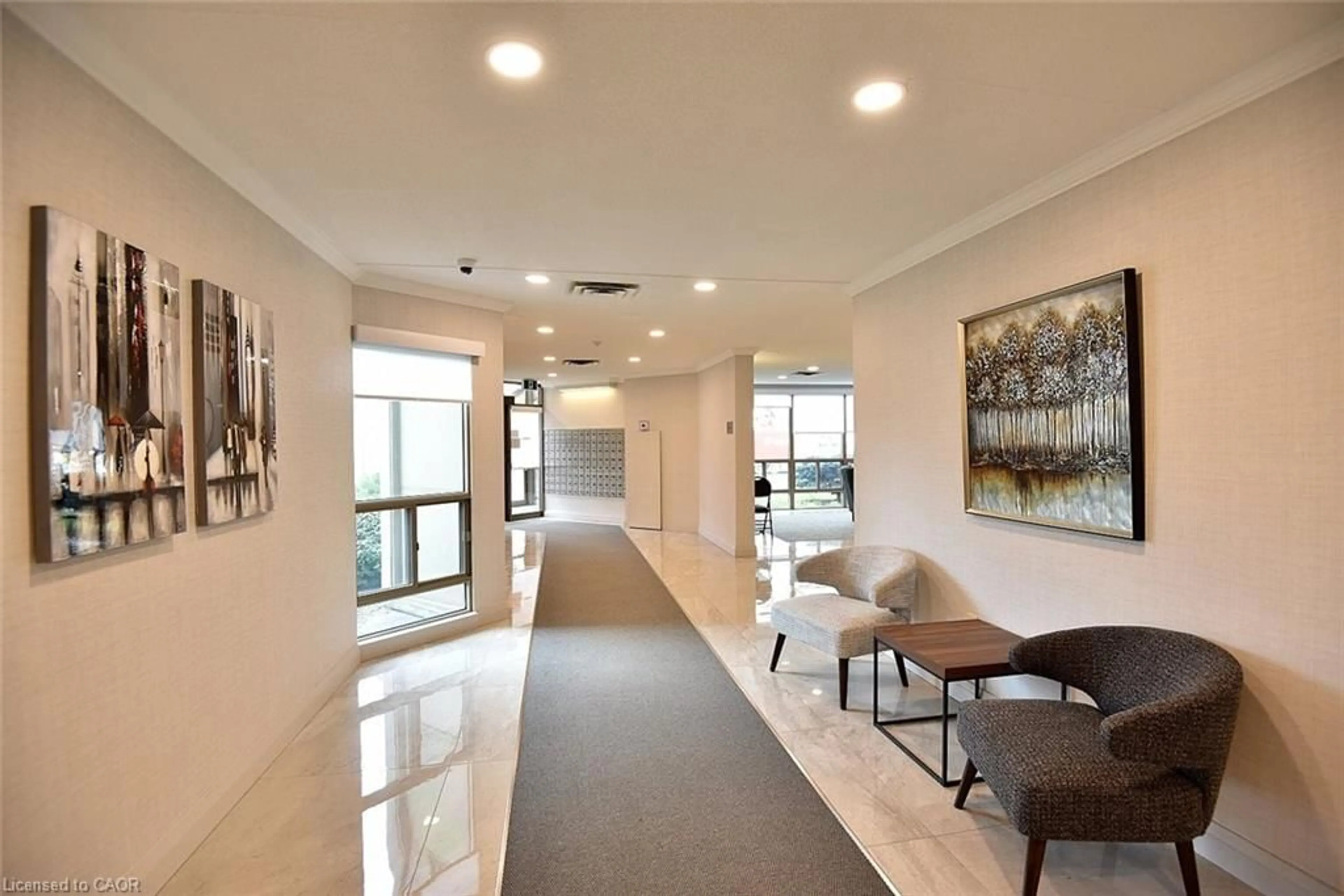 Indoor foyer for 5090 Pinedale Ave #501, Burlington Ontario L7L 3V8