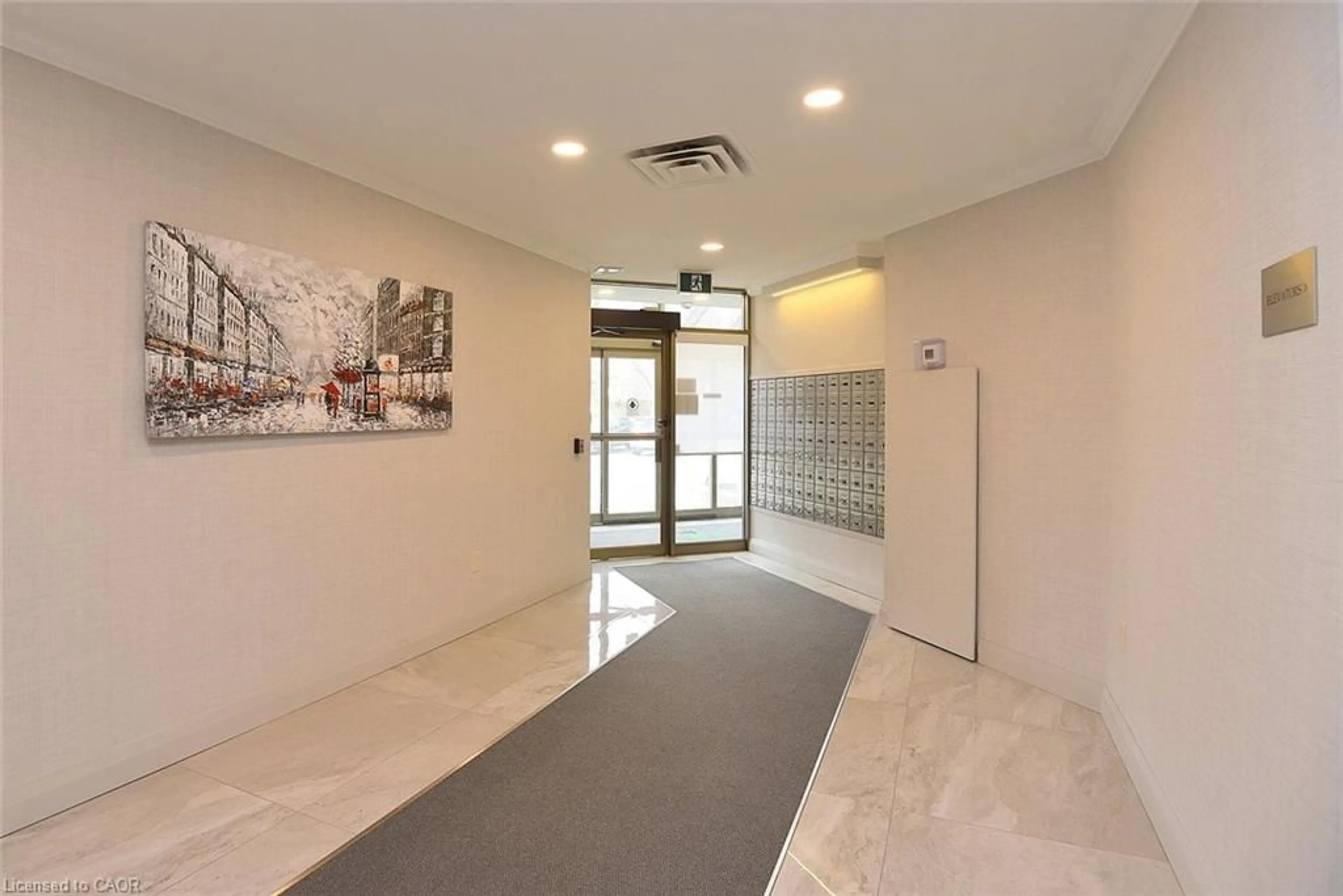 Indoor foyer for 5090 Pinedale Ave #501, Burlington Ontario L7L 3V8