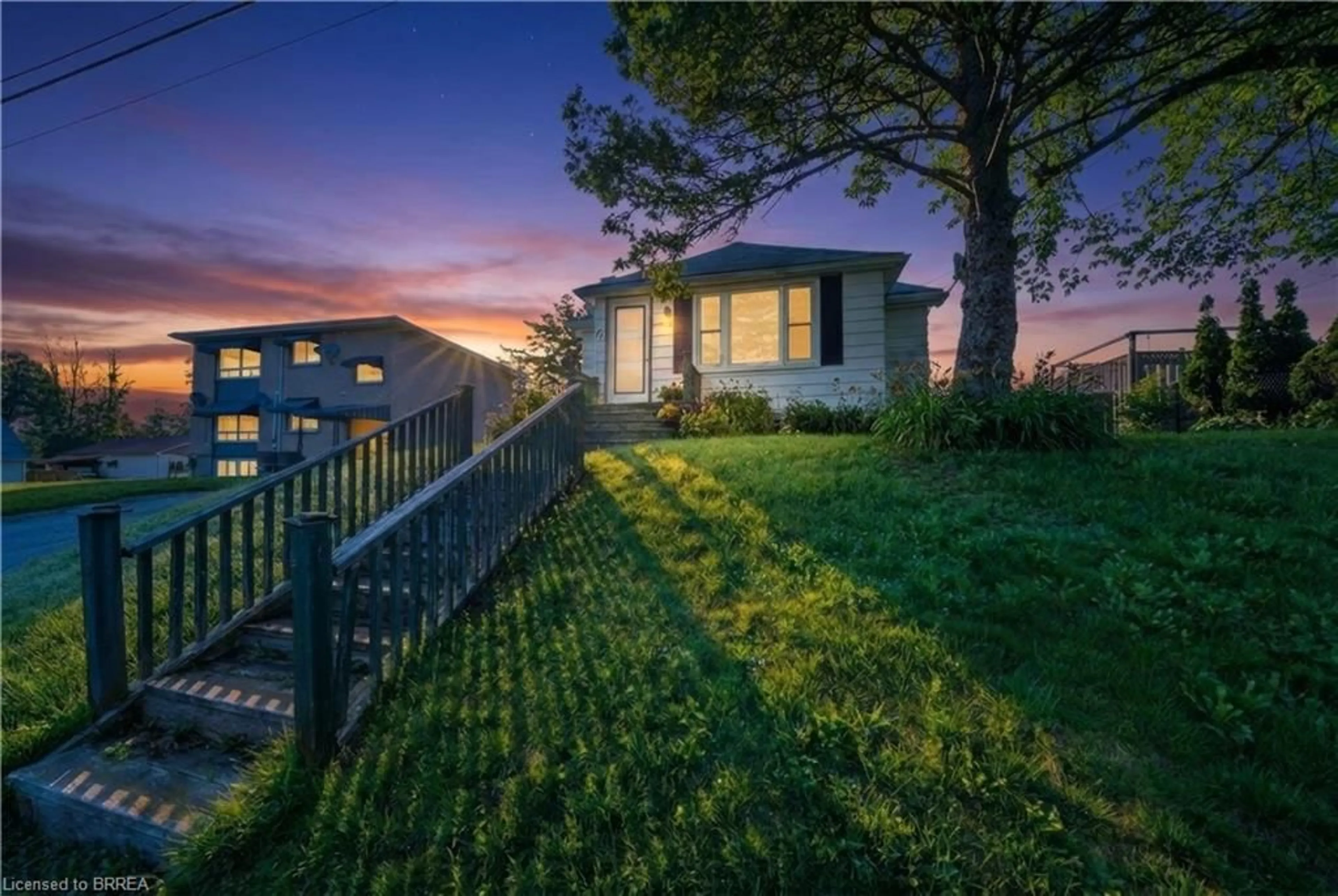 A pic from outside/outdoor area/front of a property/back of a property/a pic from drone, unknown for 71 Fourth Ave, Brantford Ontario N3S 6P6