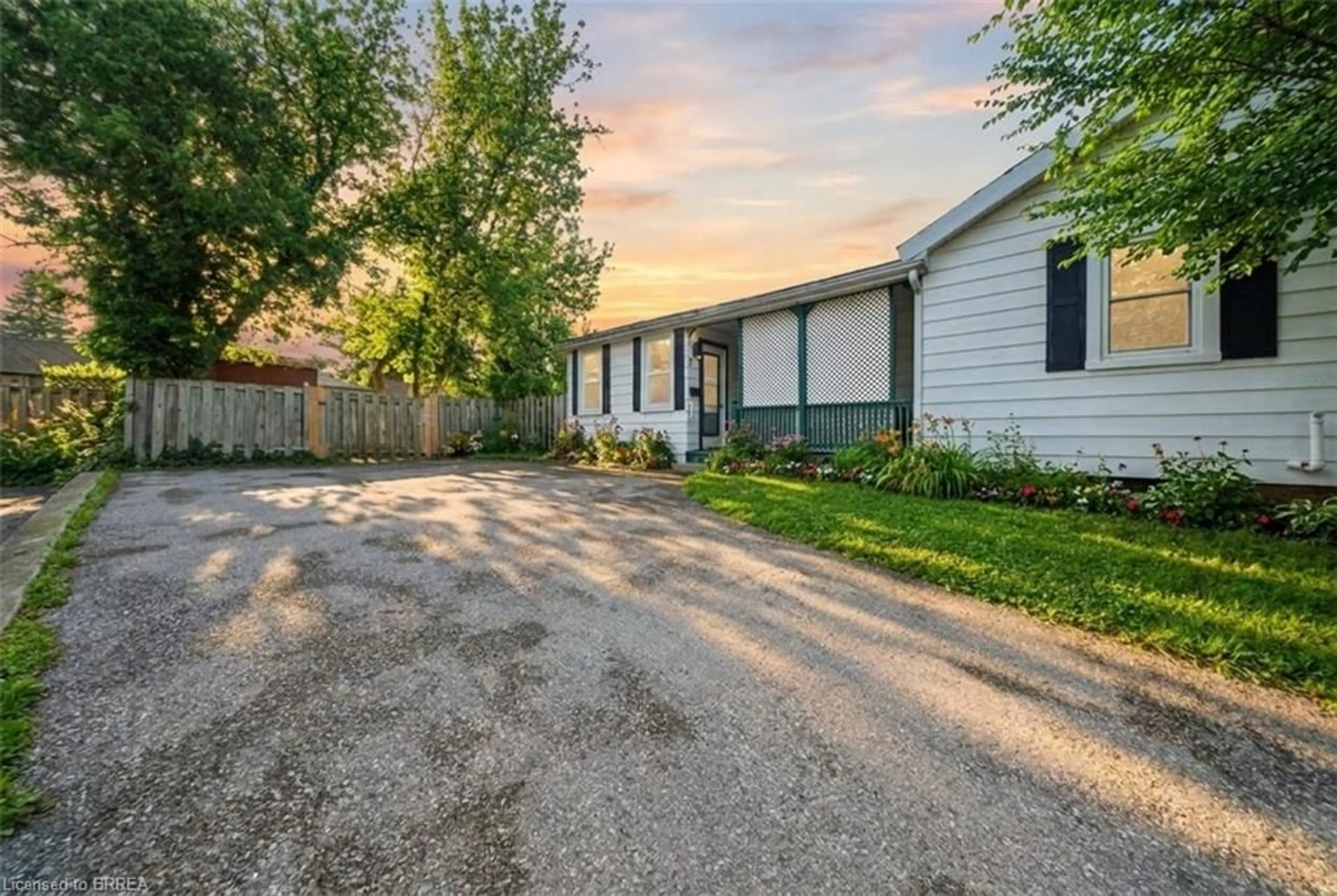 A pic from outside/outdoor area/front of a property/back of a property/a pic from drone, street for 71 Fourth Ave, Brantford Ontario N3S 6P6