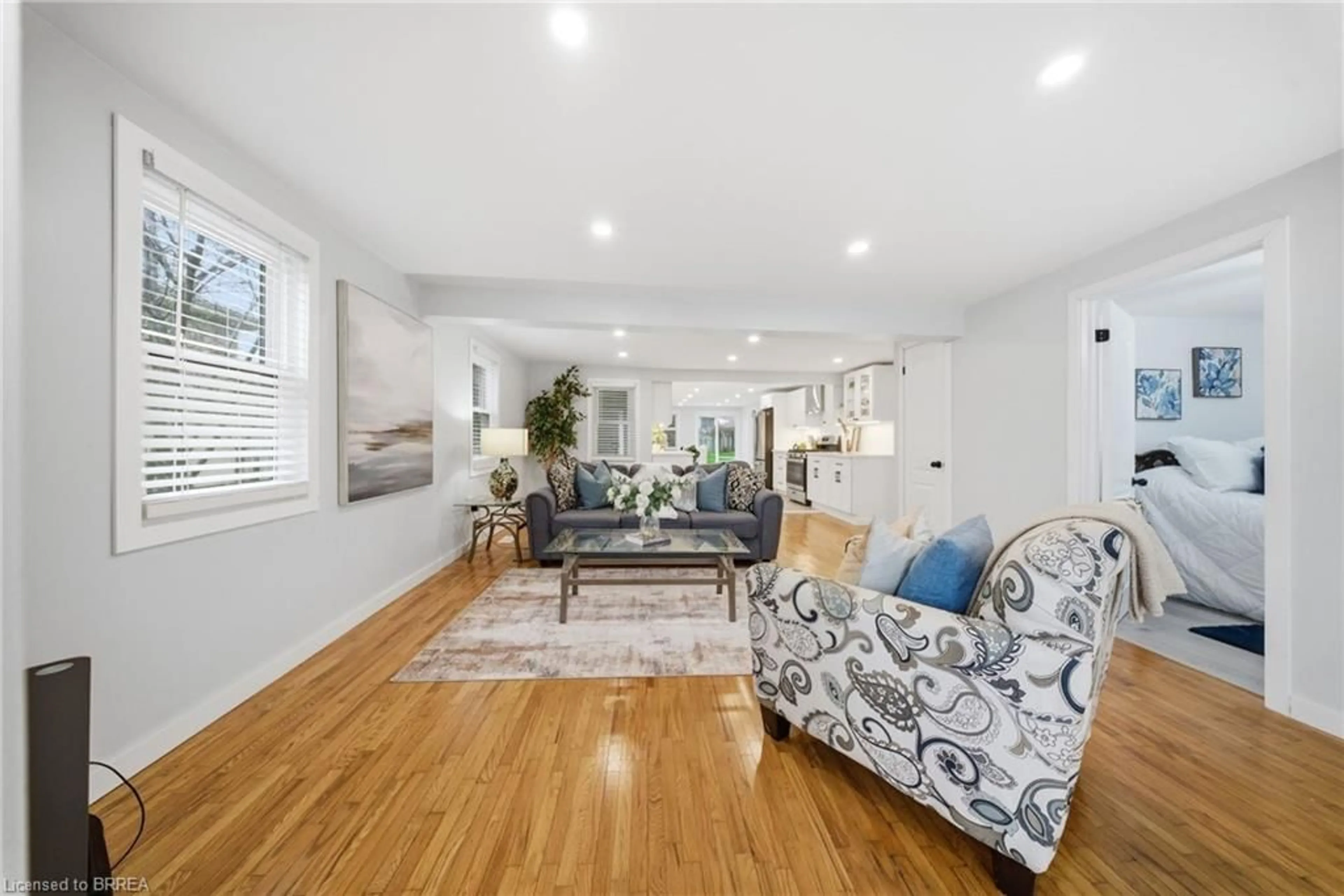 Living room with furniture, unknown for 71 Fourth Ave, Brantford Ontario N3S 6P6