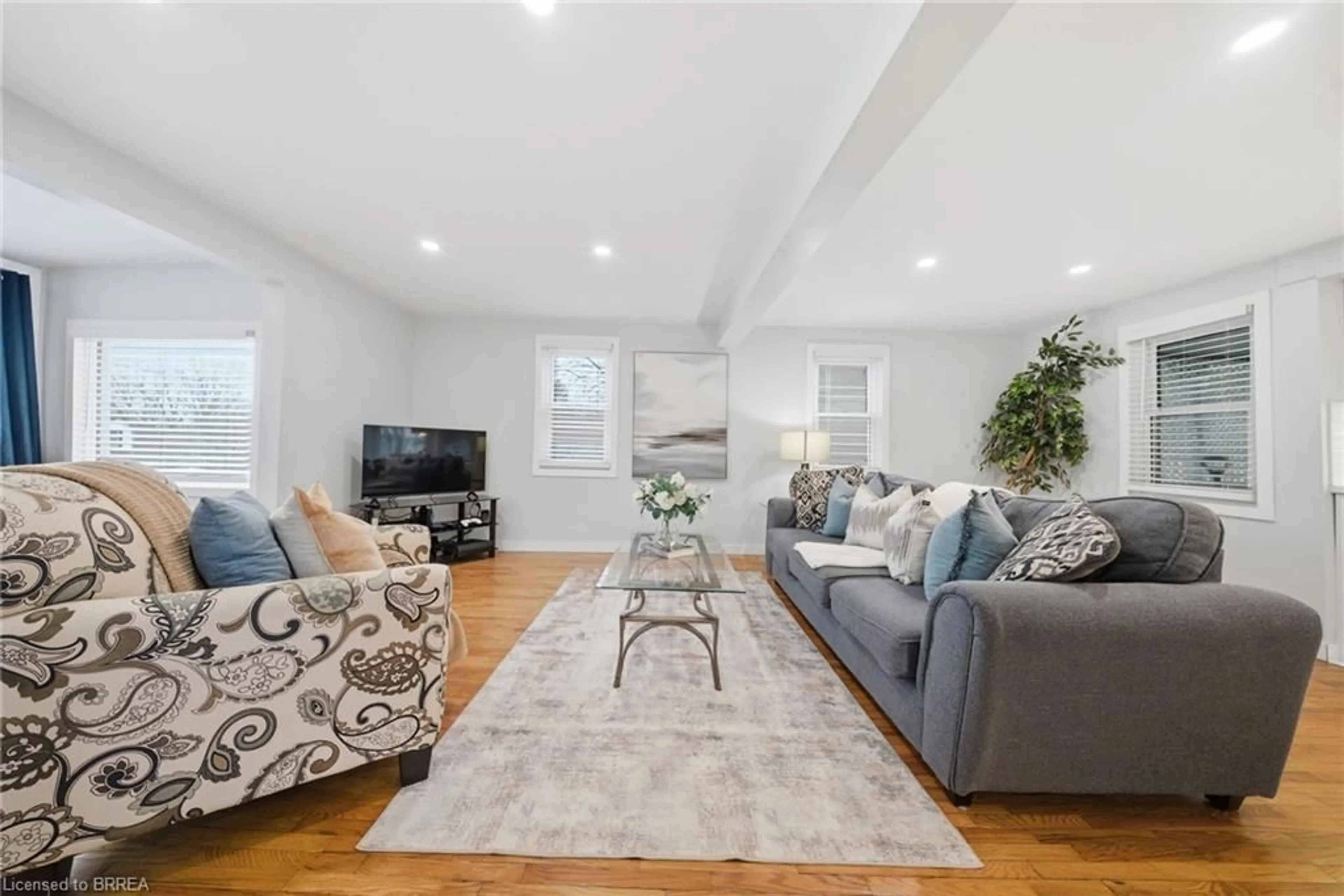 Living room with furniture, unknown for 71 Fourth Ave, Brantford Ontario N3S 6P6