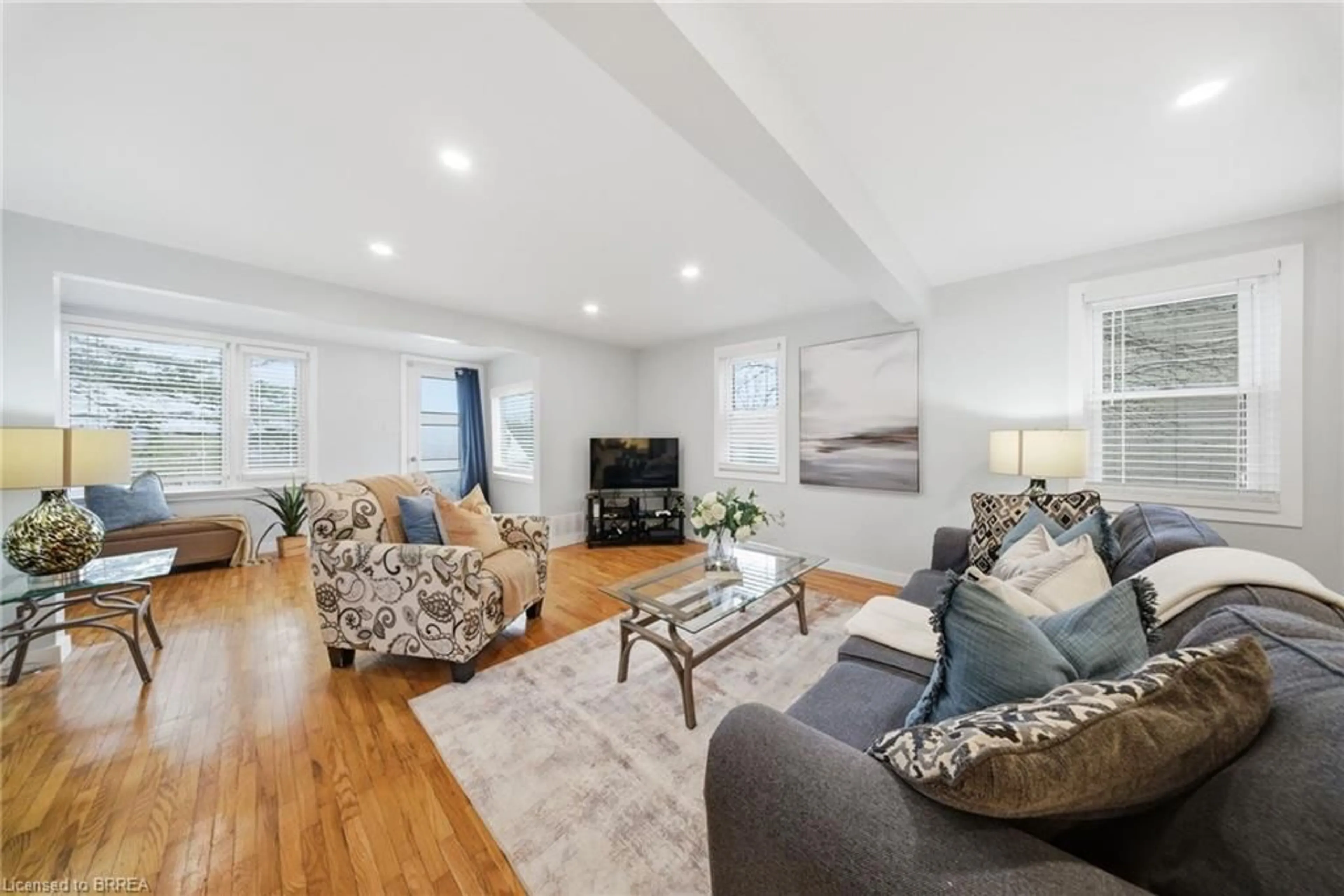 Living room with furniture, unknown for 71 Fourth Ave, Brantford Ontario N3S 6P6