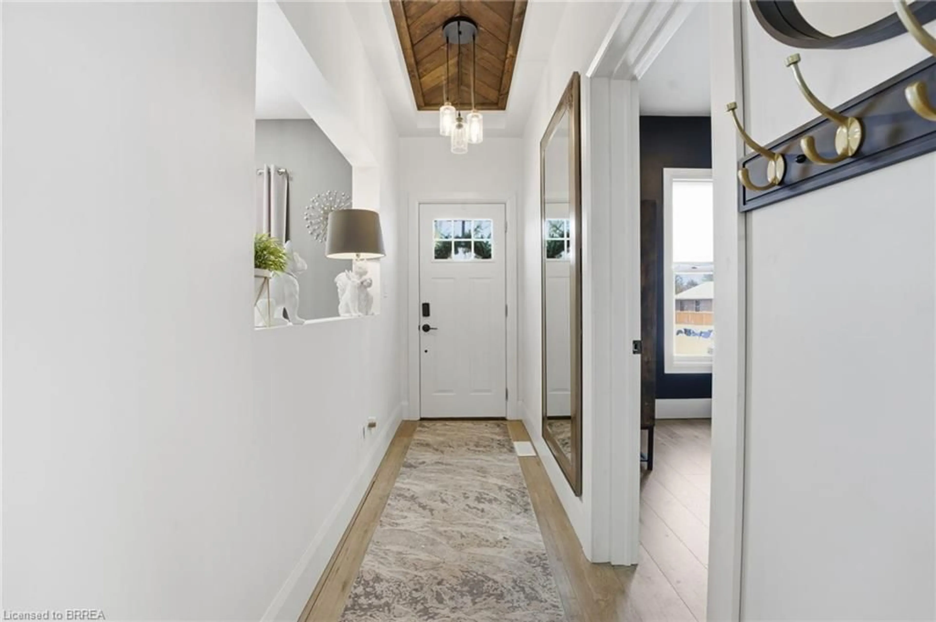 Indoor entryway for 92 Walnut St, Brantford Ontario N3T 1H4