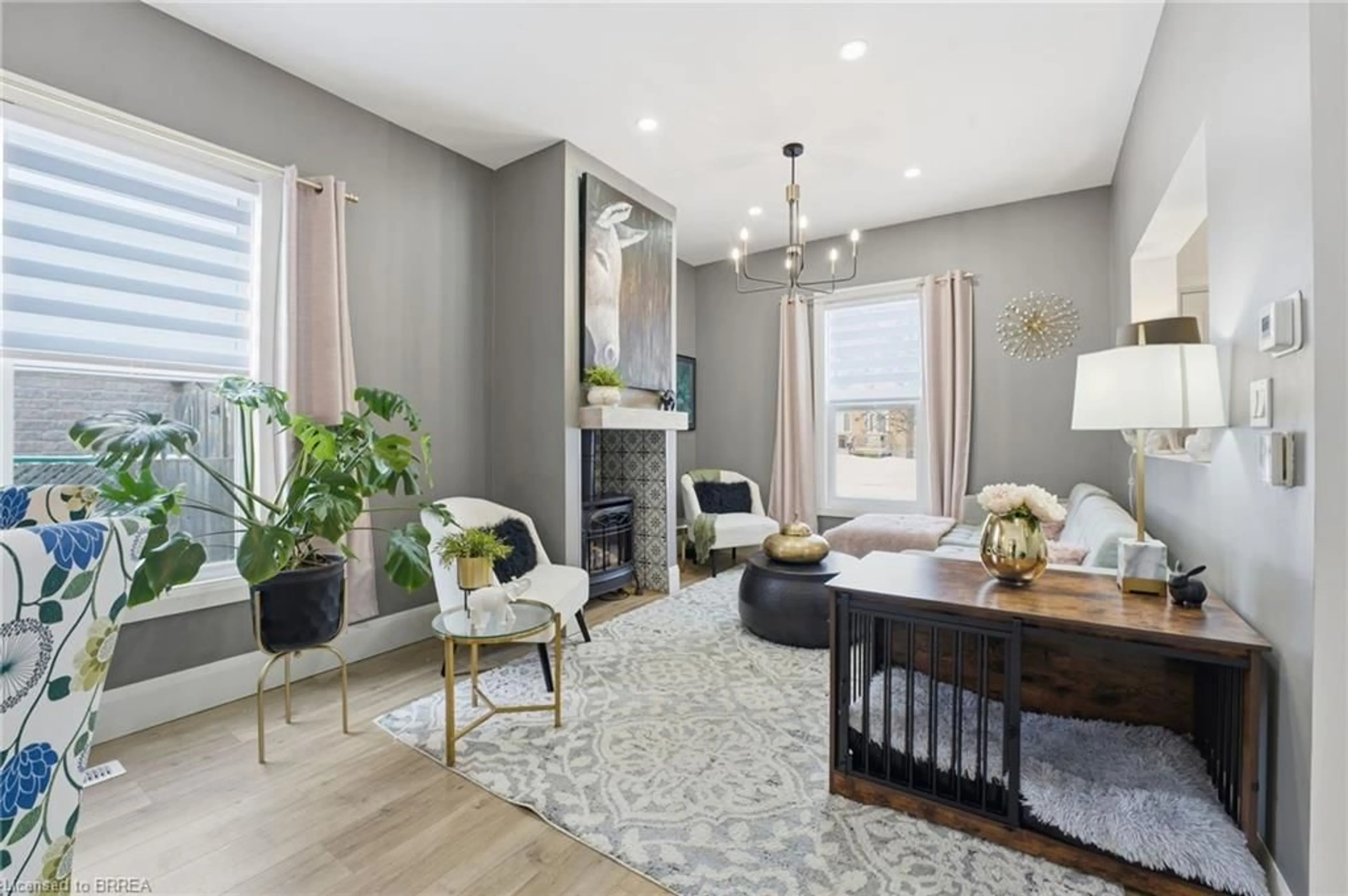 Living room with furniture, unknown for 92 Walnut St, Brantford Ontario N3T 1H4