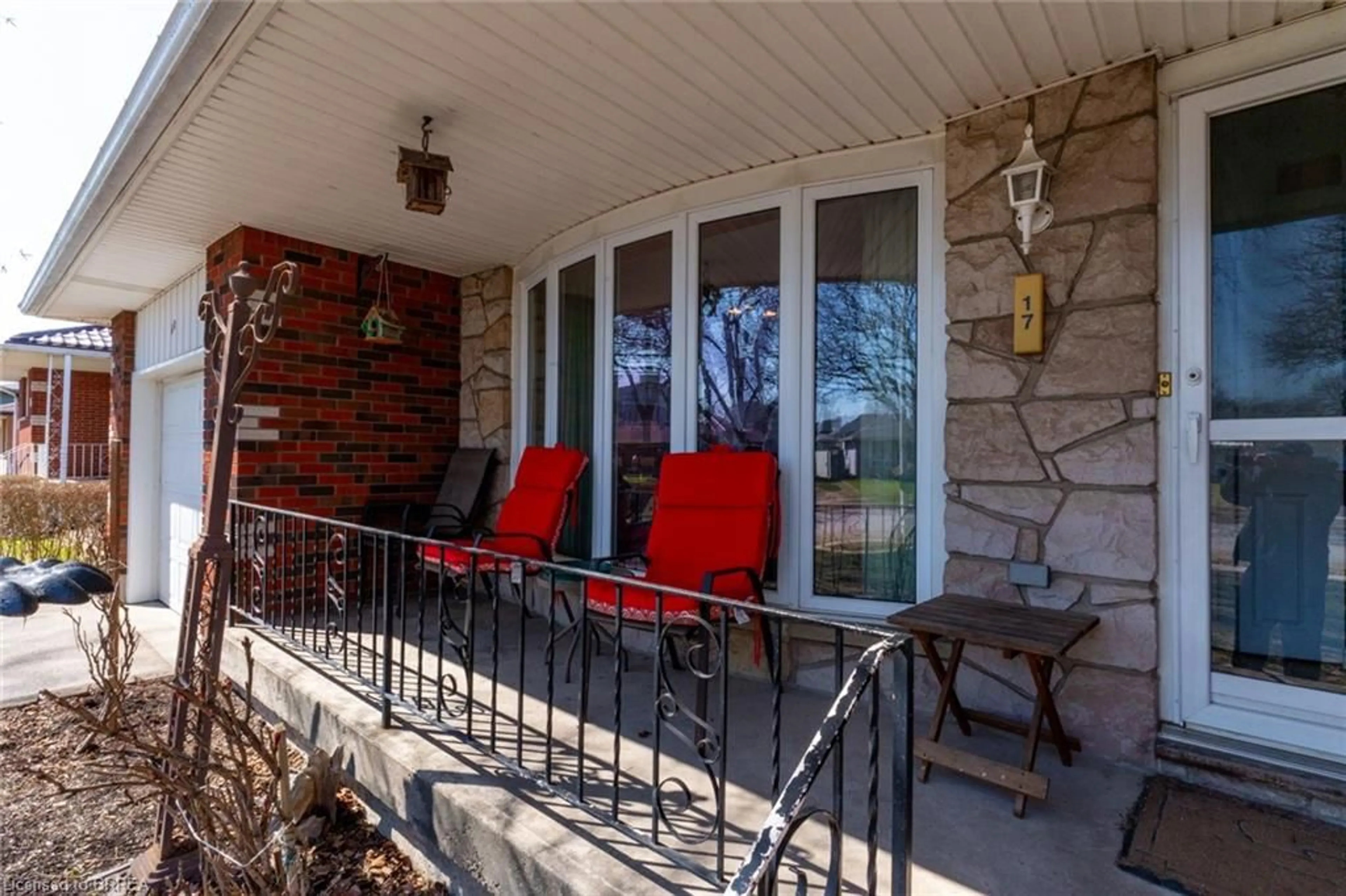 Patio, street for 17 Palm Cres, Brantford Ontario N3R 5G1