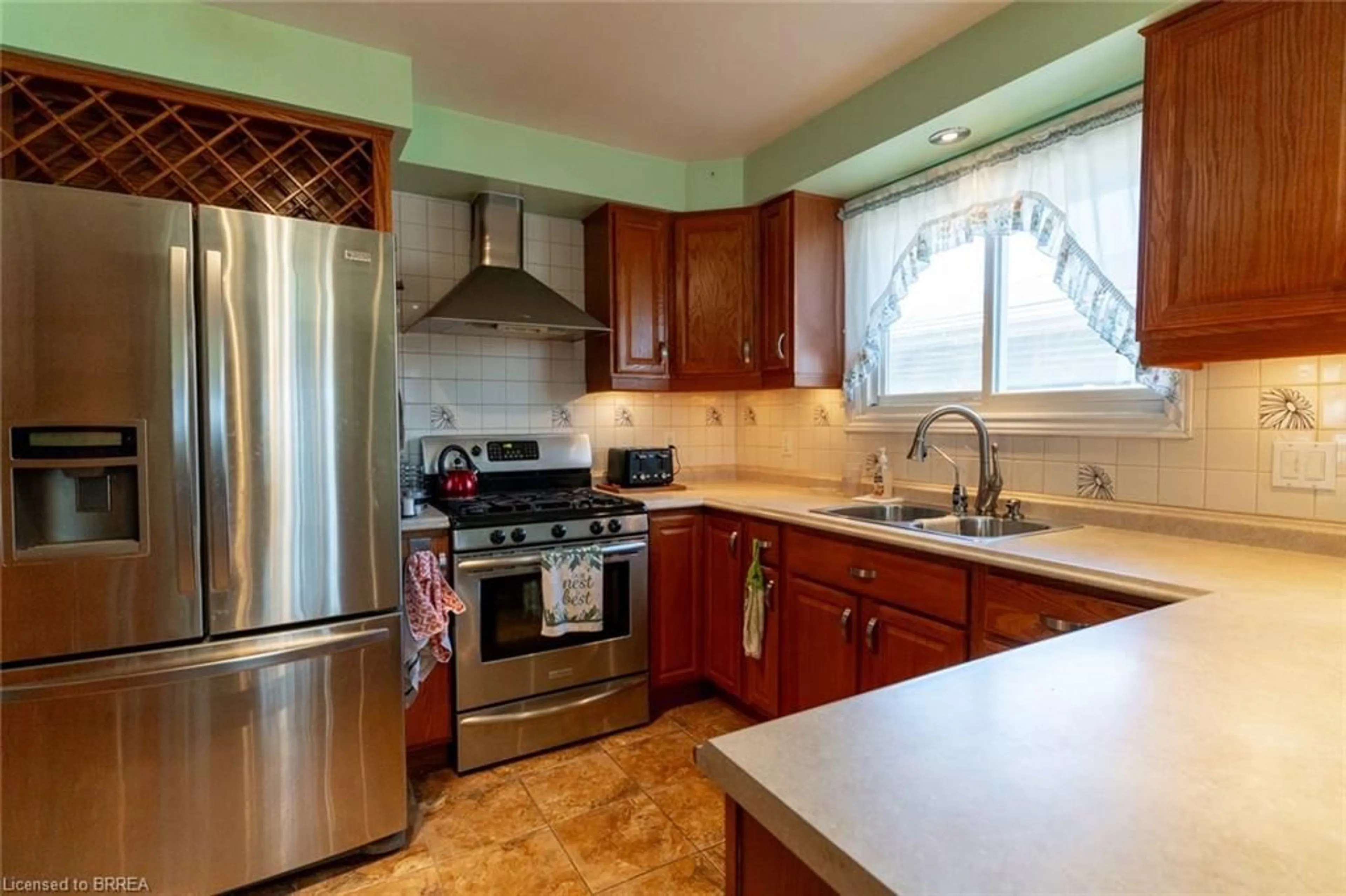 Standard kitchen, ceramic/tile floor for 17 Palm Cres, Brantford Ontario N3R 5G1