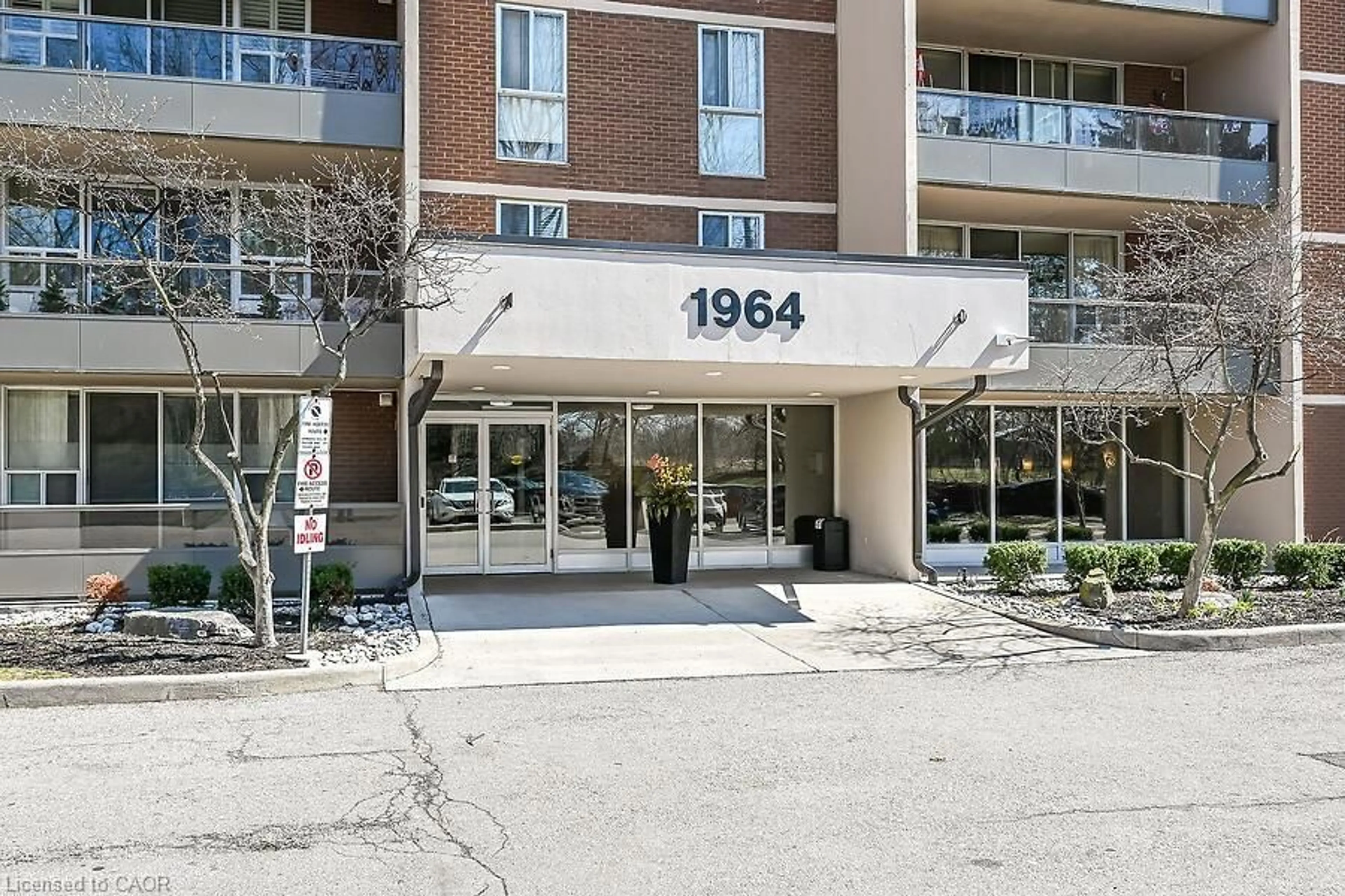 Indoor foyer for 1964 Main St #1105, Hamilton Ontario L8S 1J5