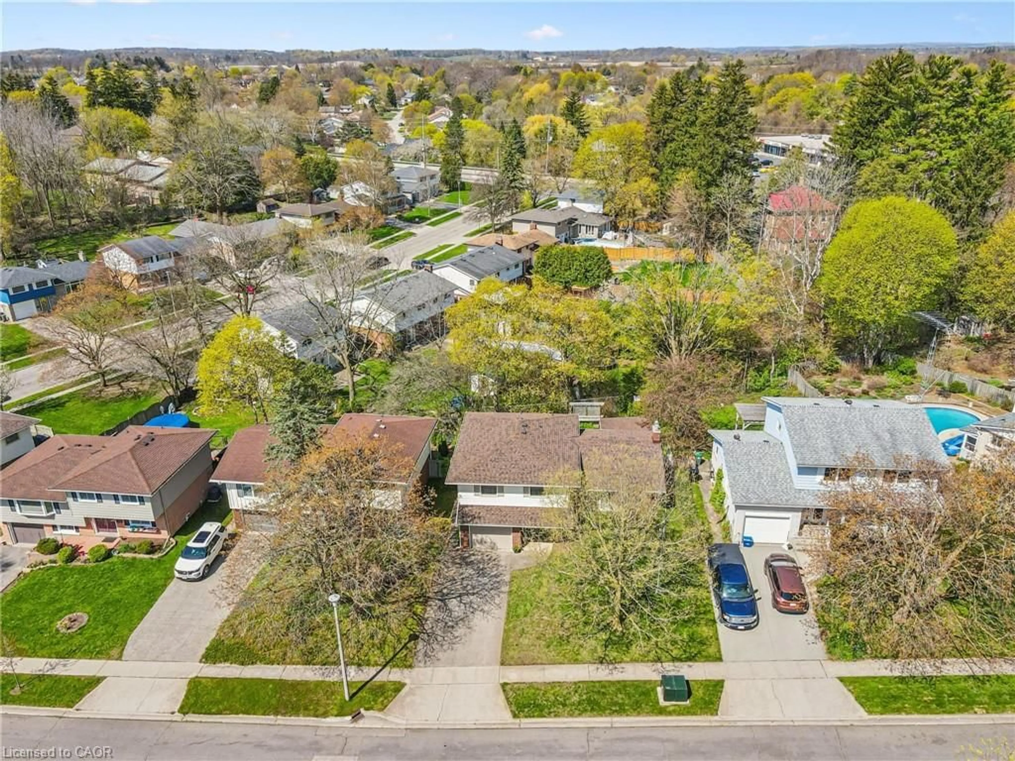 A pic from outside/outdoor area/front of a property/back of a property/a pic from drone, street for 8 Crestwood Dr, Cambridge Ontario N1S 3N9
