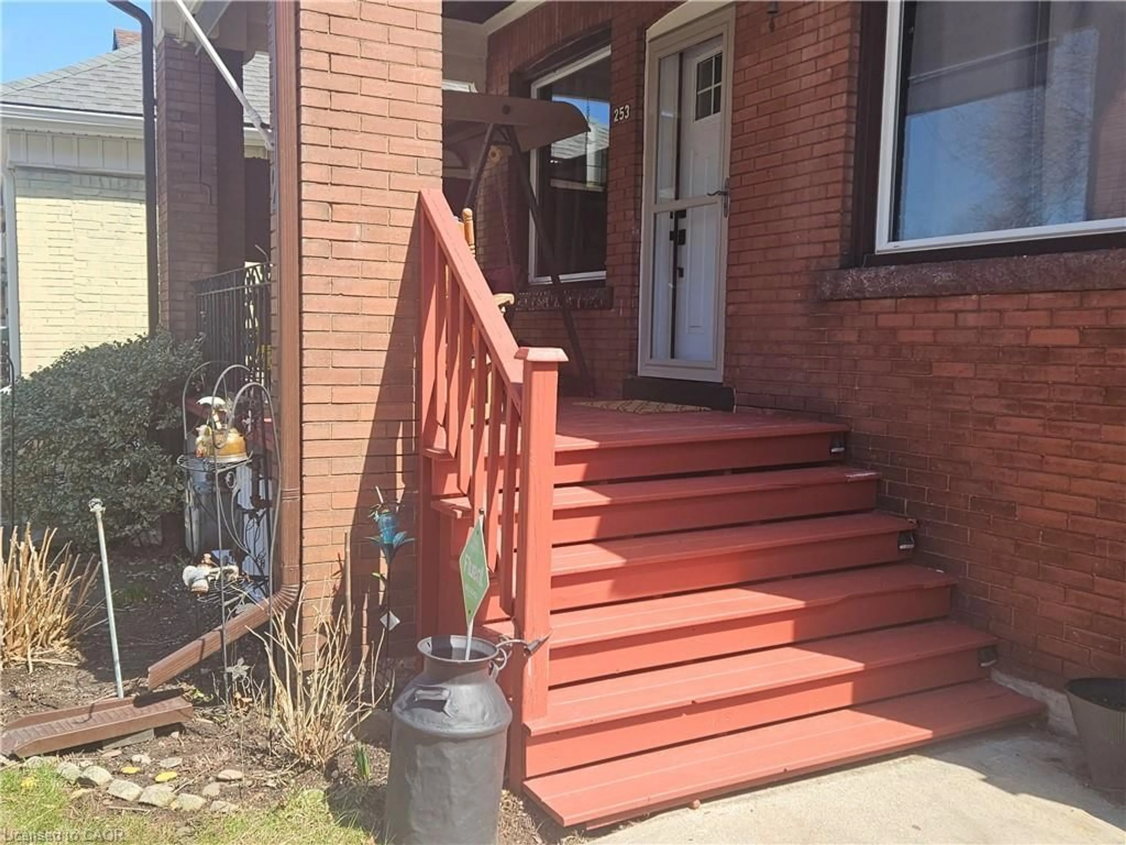 Stairs for 253 Grosvenor Ave, Hamilton Ontario L8M 3L8