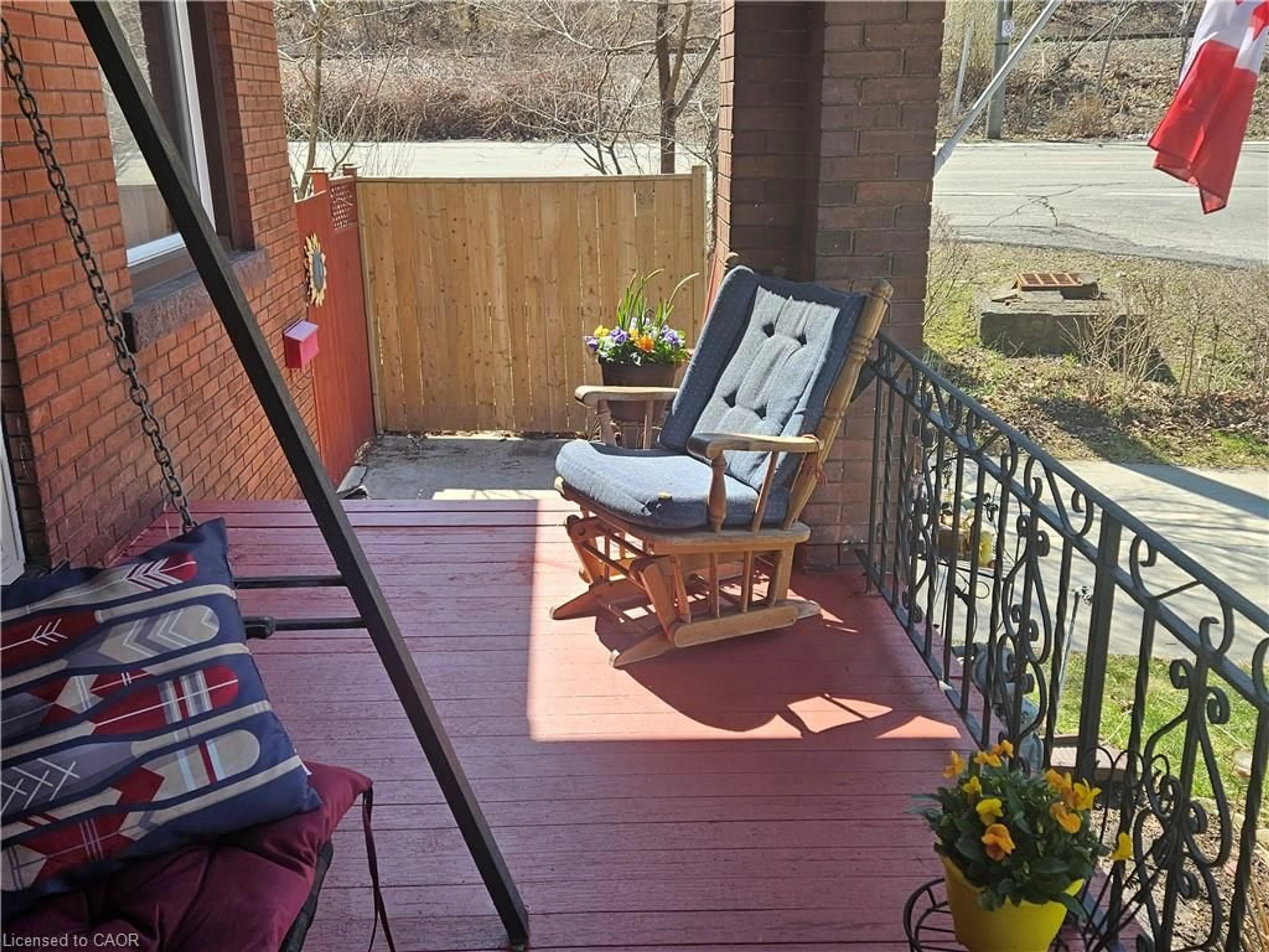 Patio, street for 253 Grosvenor Ave, Hamilton Ontario L8M 3L8