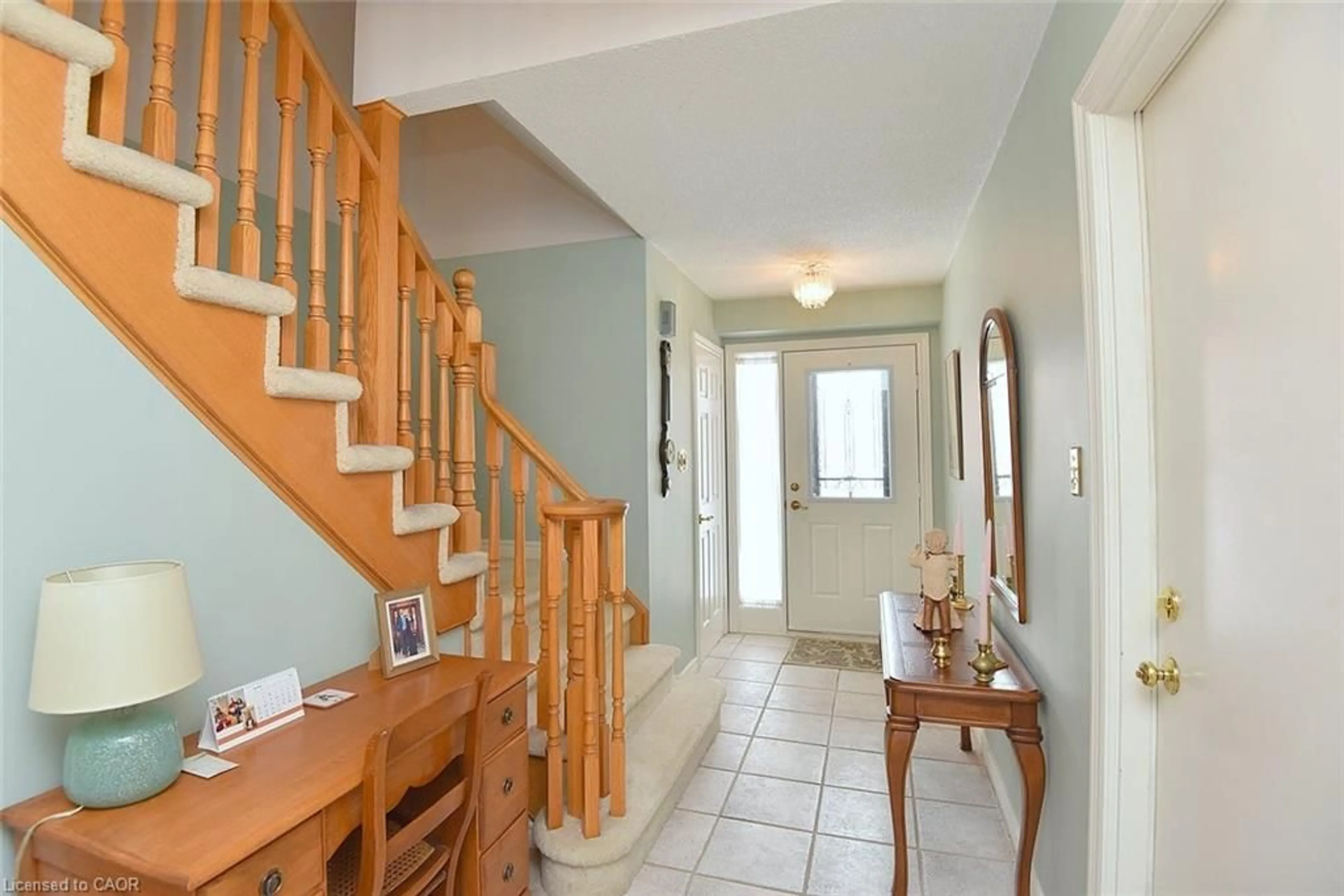 Indoor foyer for 230 Meadowbrook Dr #8, Ancaster Ontario L9G 4V2