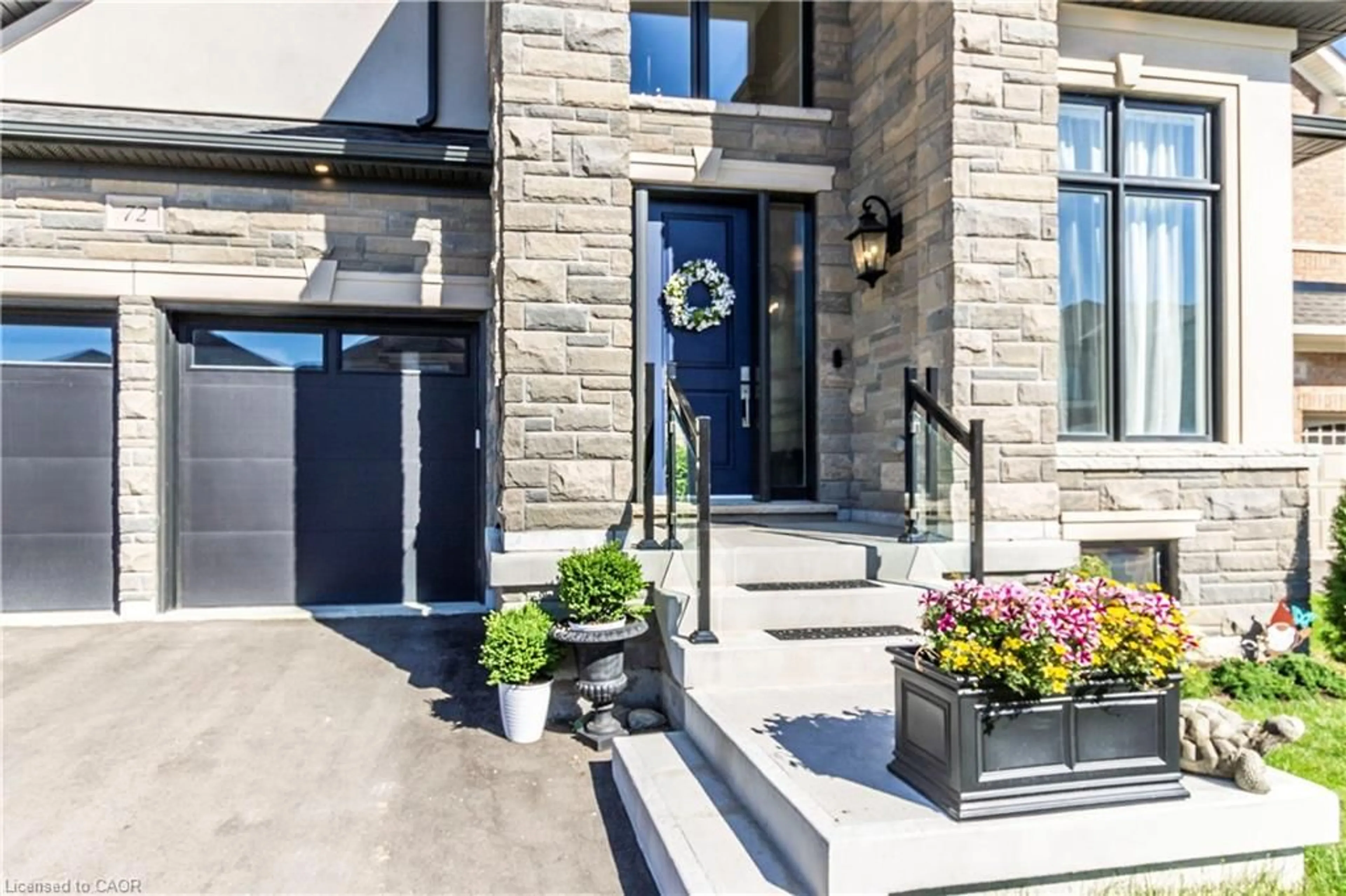 Indoor entryway for 72 Pond View Gate, Waterdown Ontario L8B 2A1