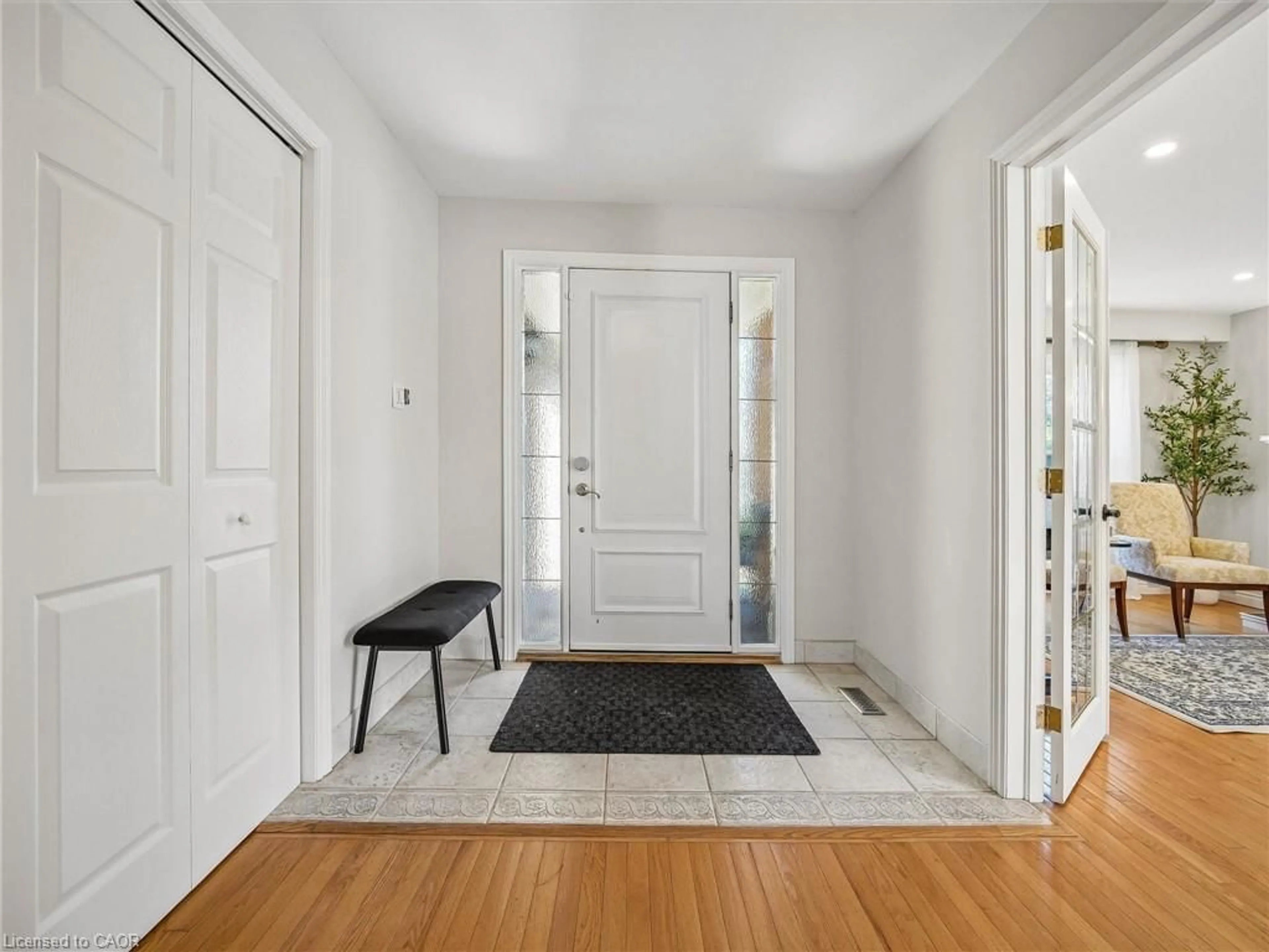 Indoor entryway for 2103 Constance Dr, Halton Ontario L6J 5V1