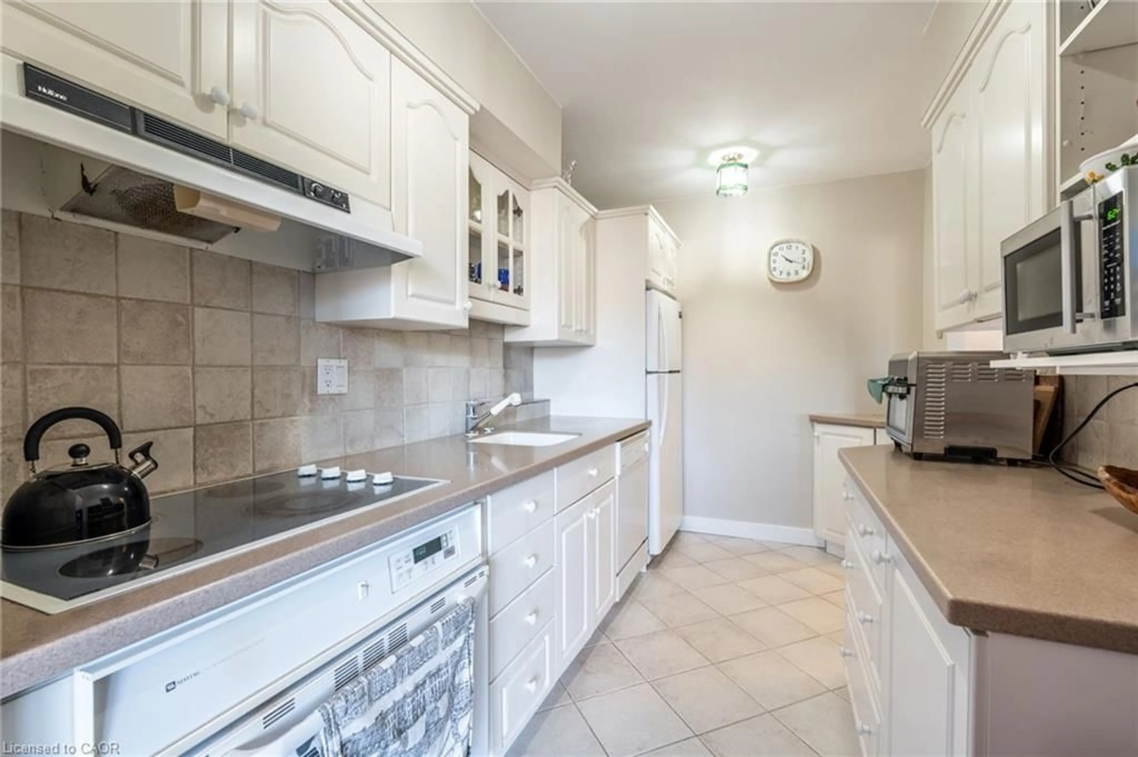 Standard kitchen, ceramic/tile floor for 1968 Main St #909, Hamilton Ontario L8S 1J7