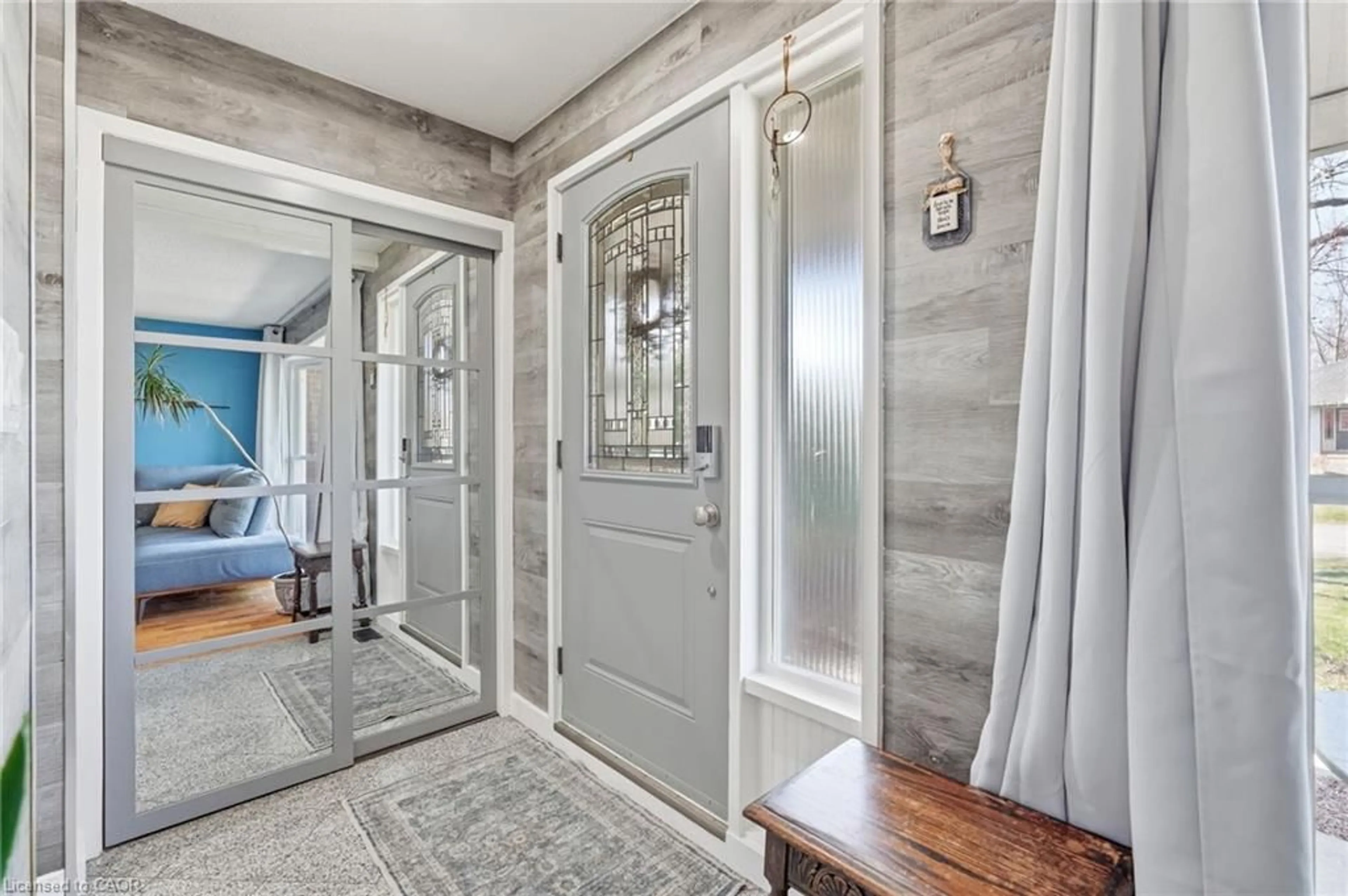 Indoor entryway for 5 Barton St, Cayuga Ontario N0A 1E0