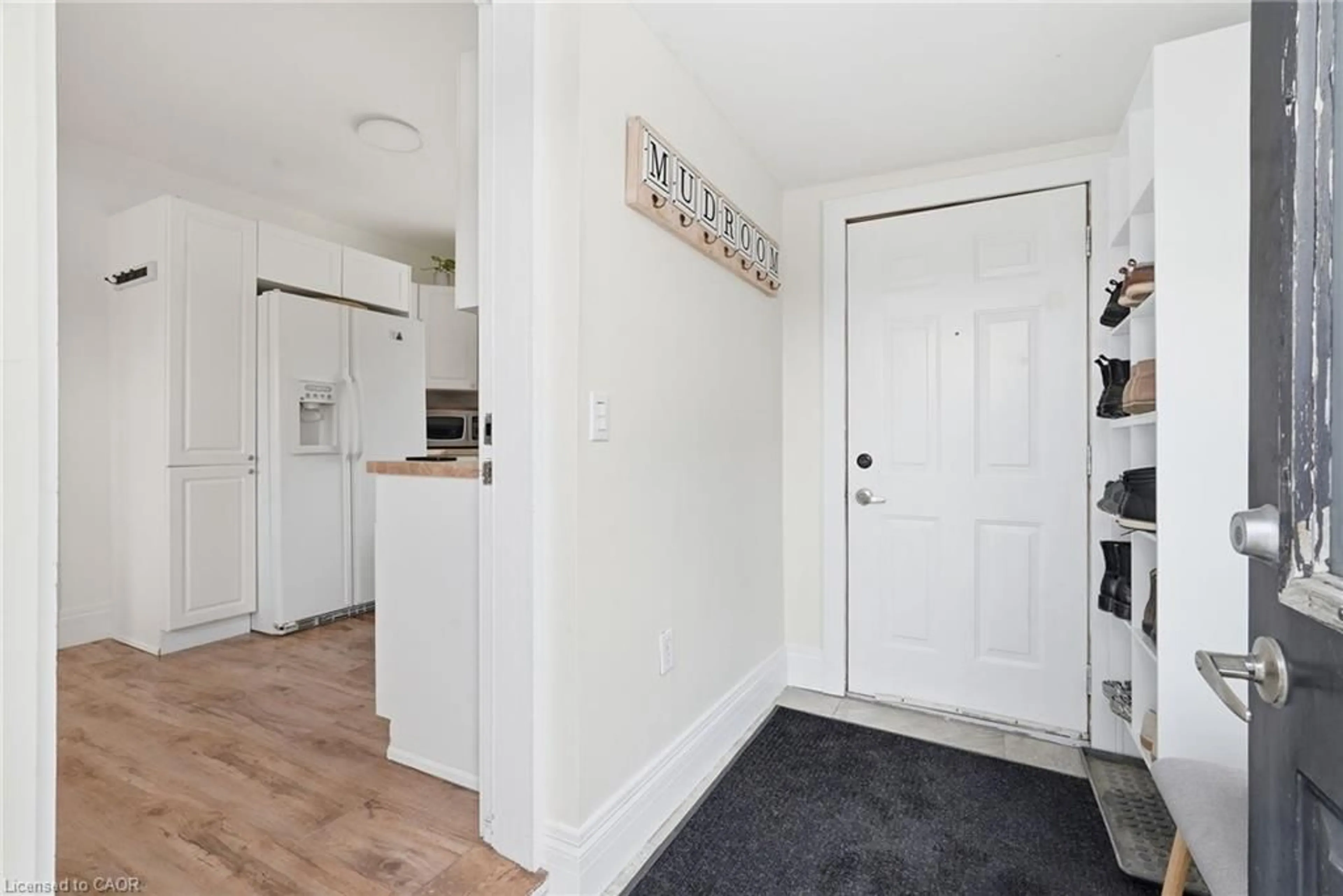 Indoor entryway for 196 Queen St, Fergus Ontario N1M 1S7