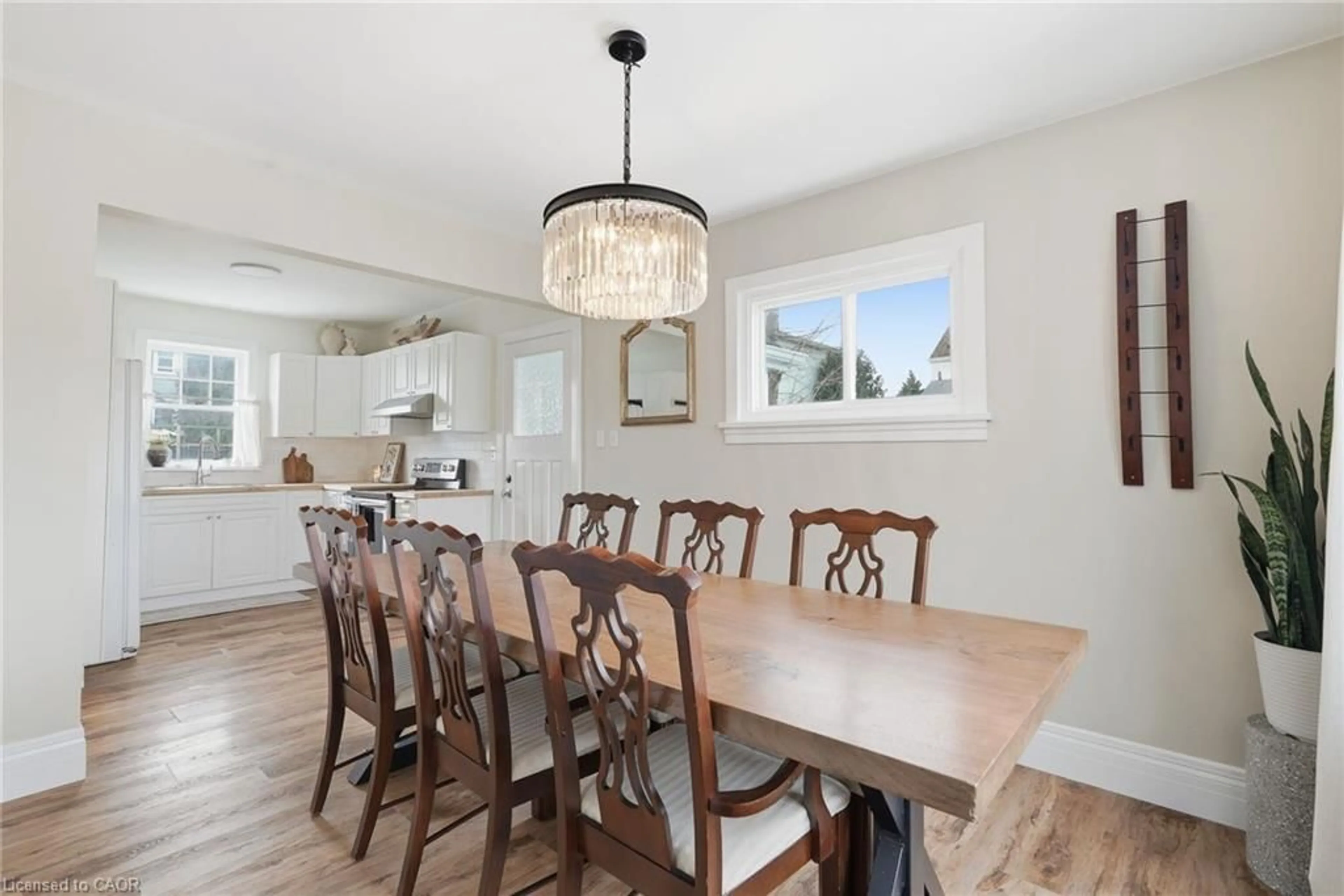 Dining room, wood/laminate floor for 196 Queen St, Fergus Ontario N1M 1S7