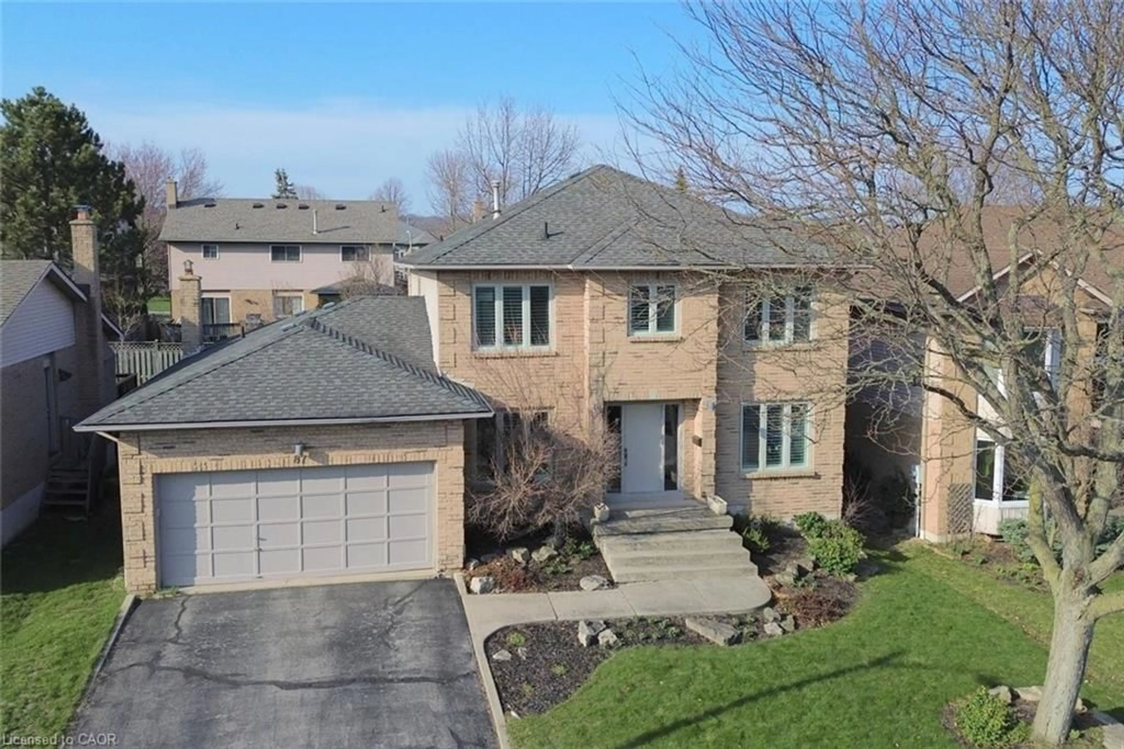 A pic from outside/outdoor area/front of a property/back of a property/a pic from drone, street for 87 Jerome Park Dr, Dundas Ontario L9H 6R8