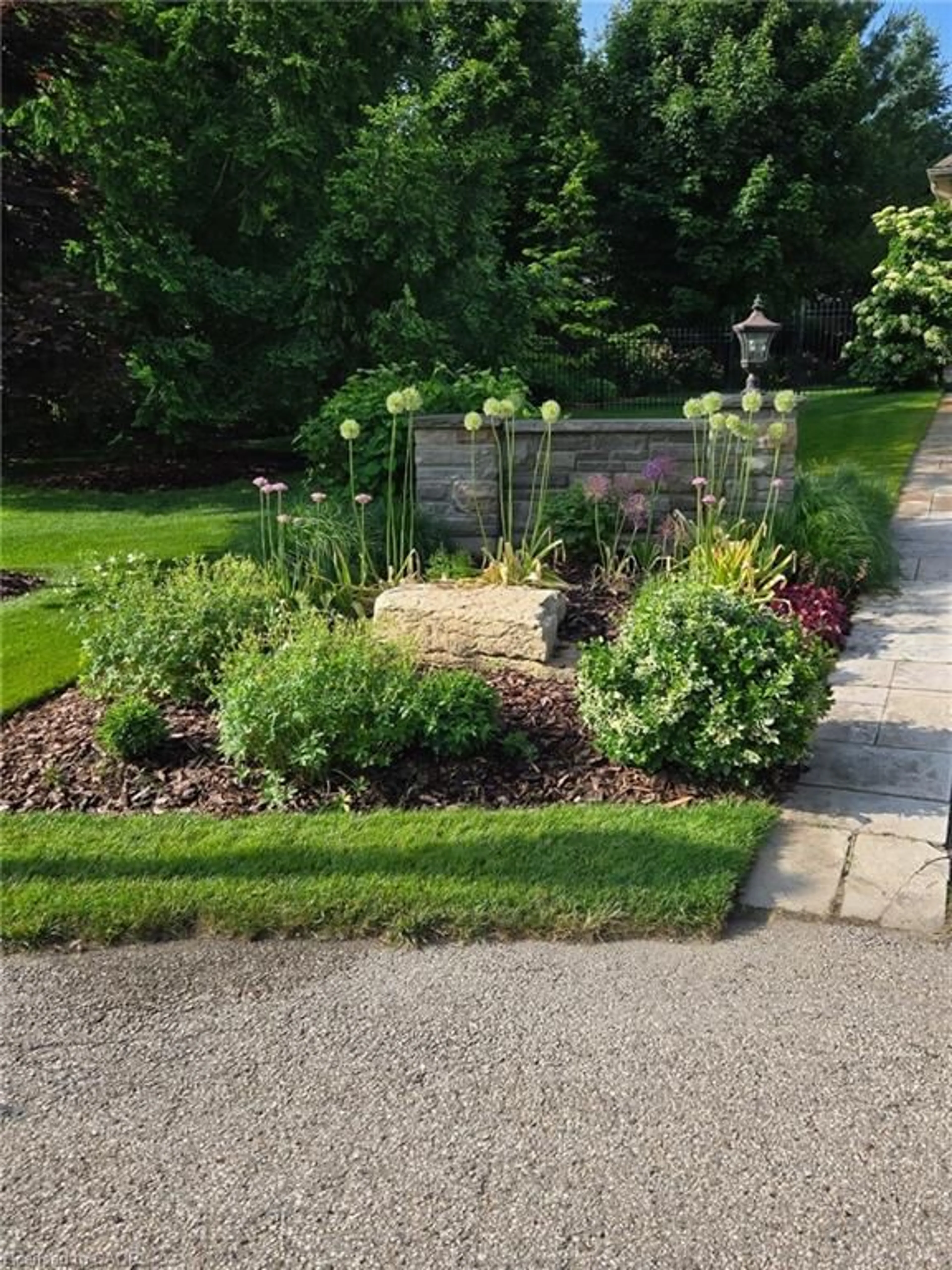 Patio, street for 224 Oregon Crt, Kitchener Ontario N2P 2S4