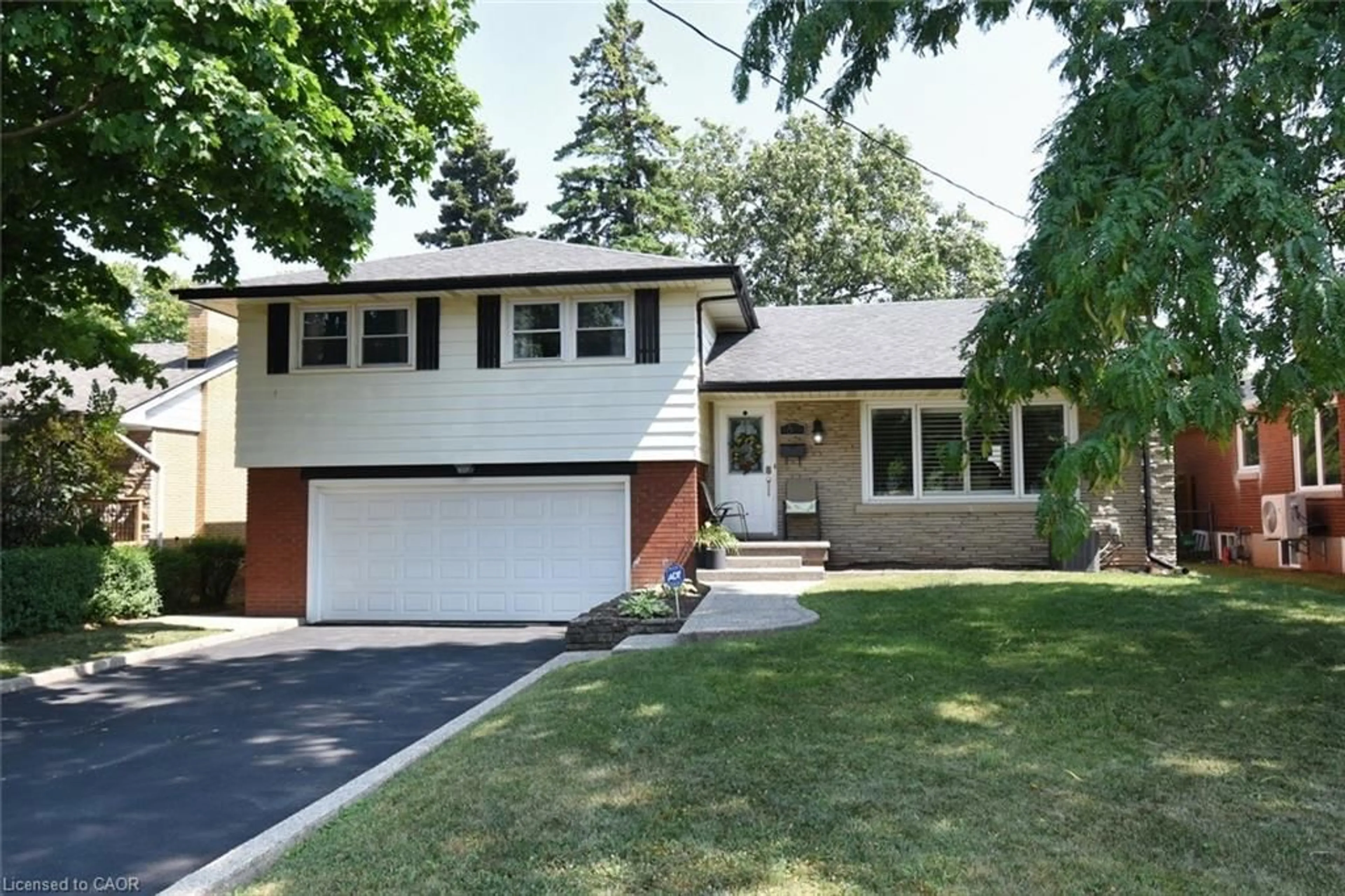 Home with vinyl exterior material, street for 33 Burwell Ave, Stoney Creek Ontario L8G 3L8