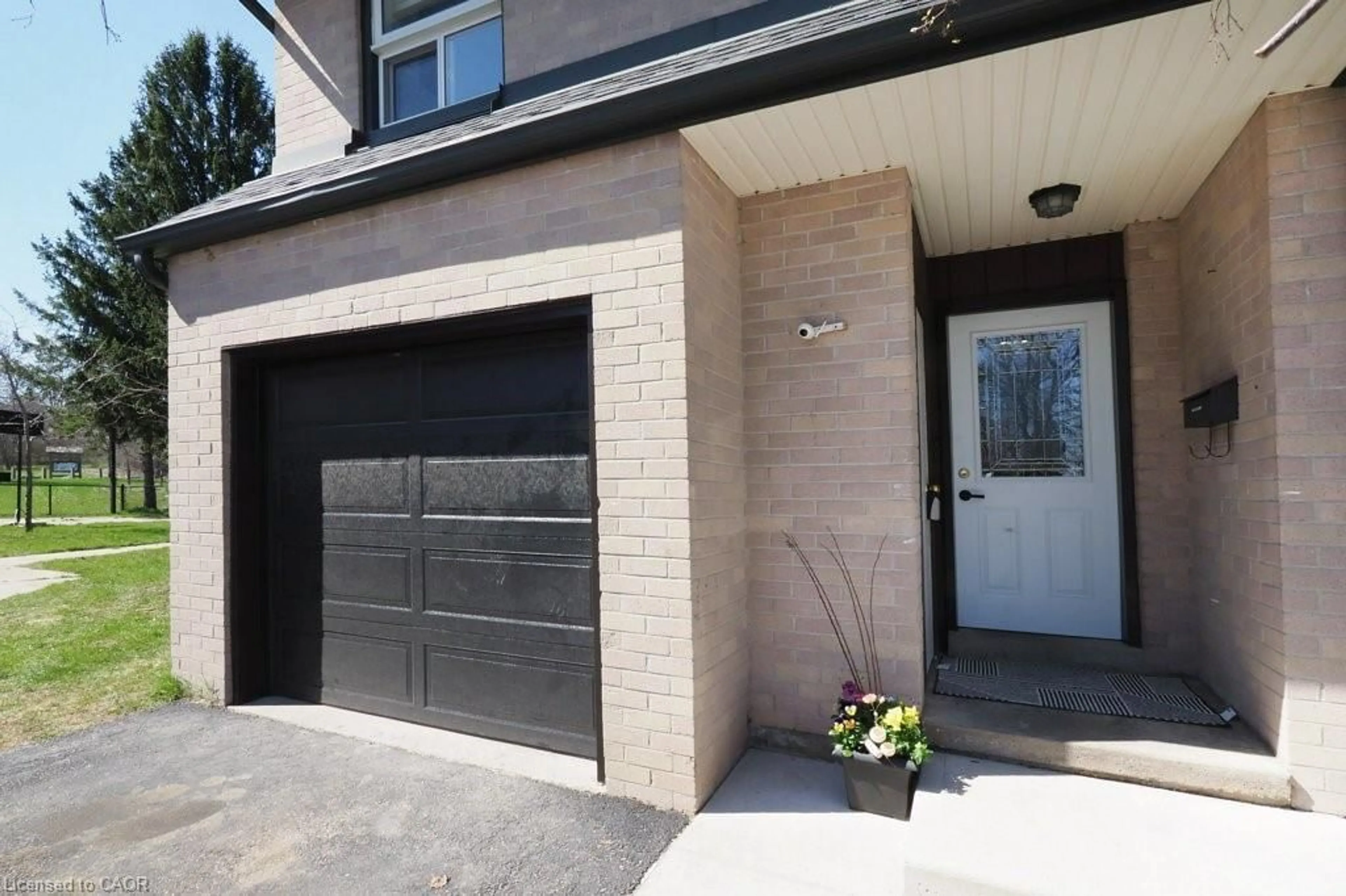 Home with brick exterior material, street for 138 Blackhorne Dr #6, Kitchener Ontario N2E 1Z3