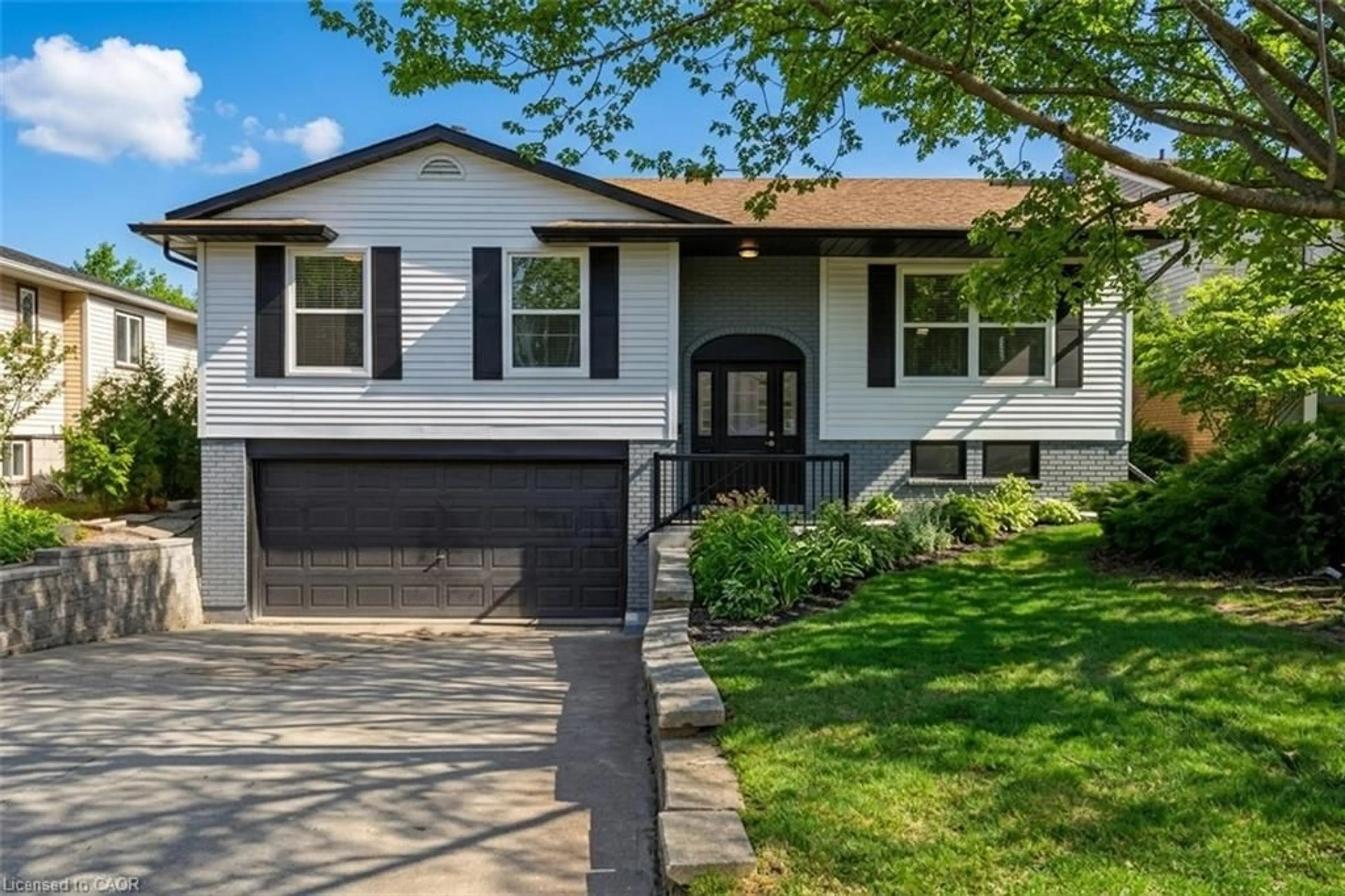 Home with vinyl exterior material, street for 4140 Celia Crt, Burlington Ontario L7L 5L9