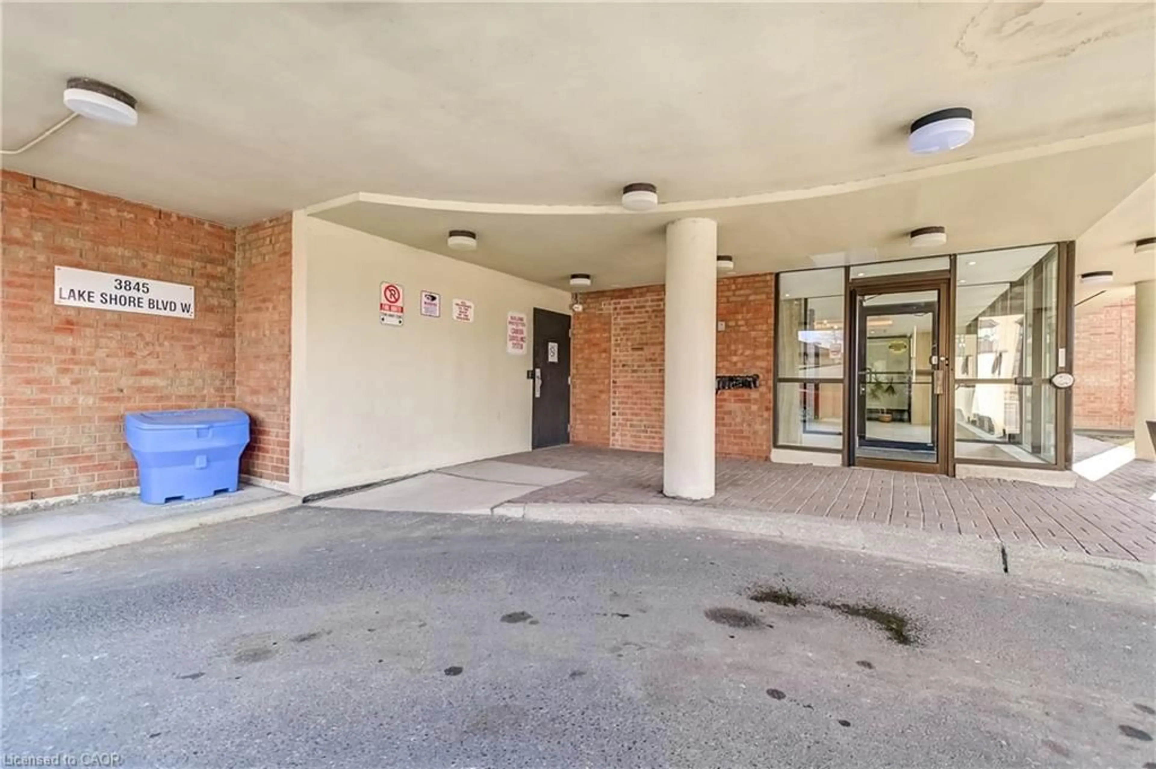 Indoor foyer for 3845 Lakeshore Blvd #804, Toronto Ontario M8W 4Y3