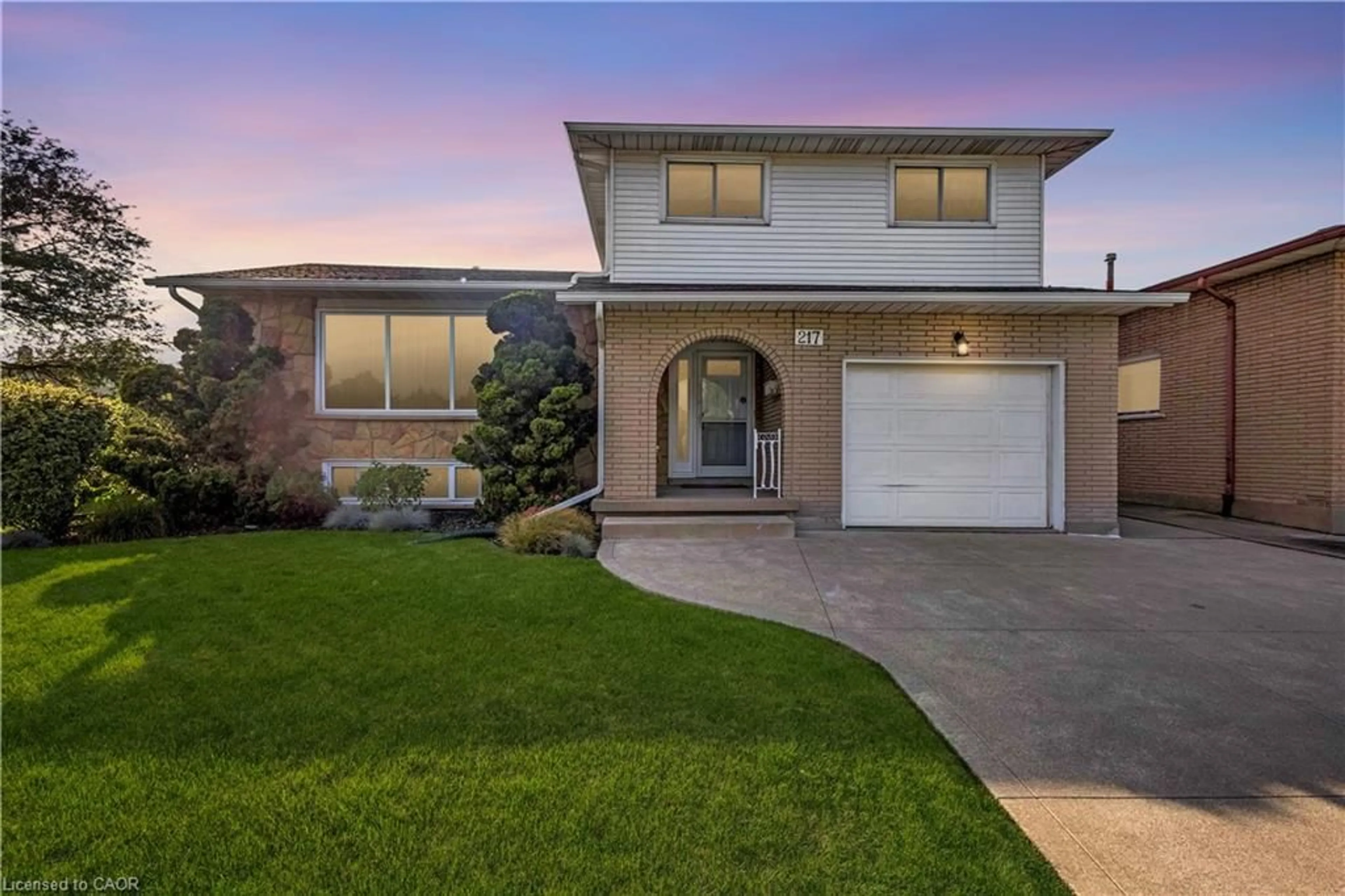 Home with vinyl exterior material, street for 217 Lawnhurst Crt, Hamilton Ontario L8V 4R4