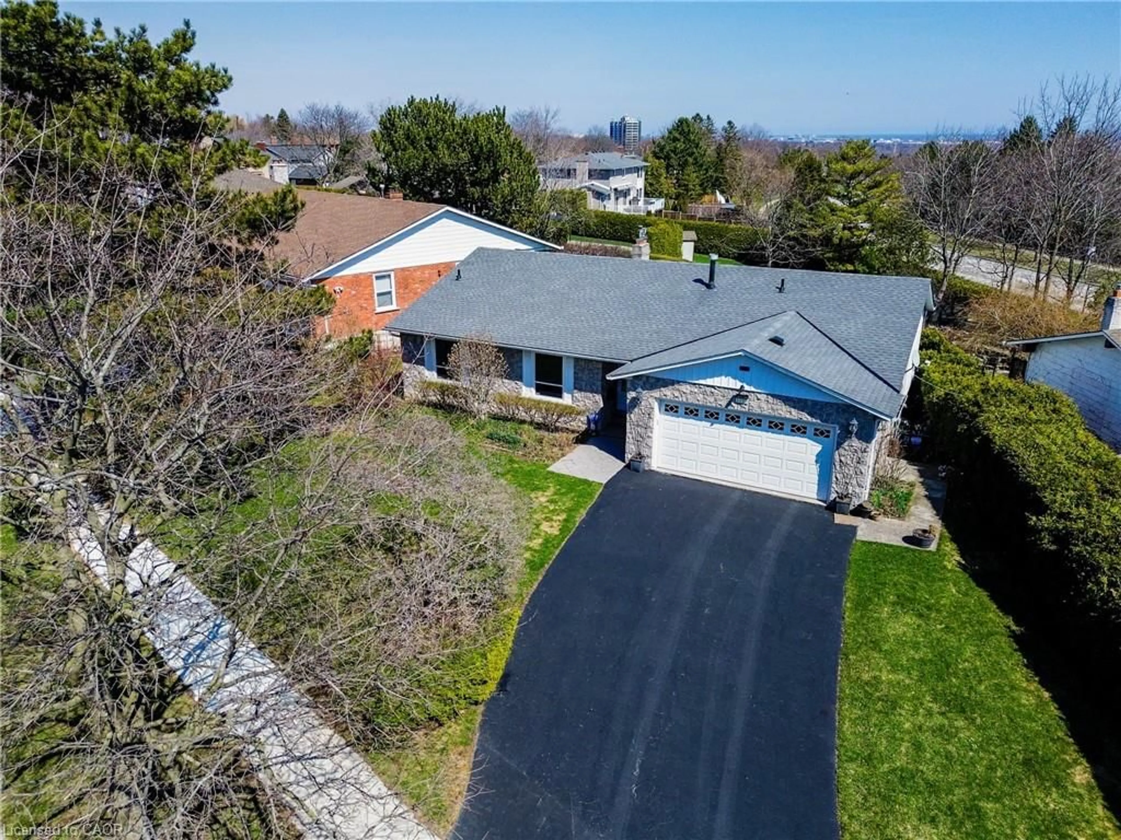 A pic from outside/outdoor area/front of a property/back of a property/a pic from drone, street for 1233 Havendale Blvd, Burlington Ontario L7P 3S1