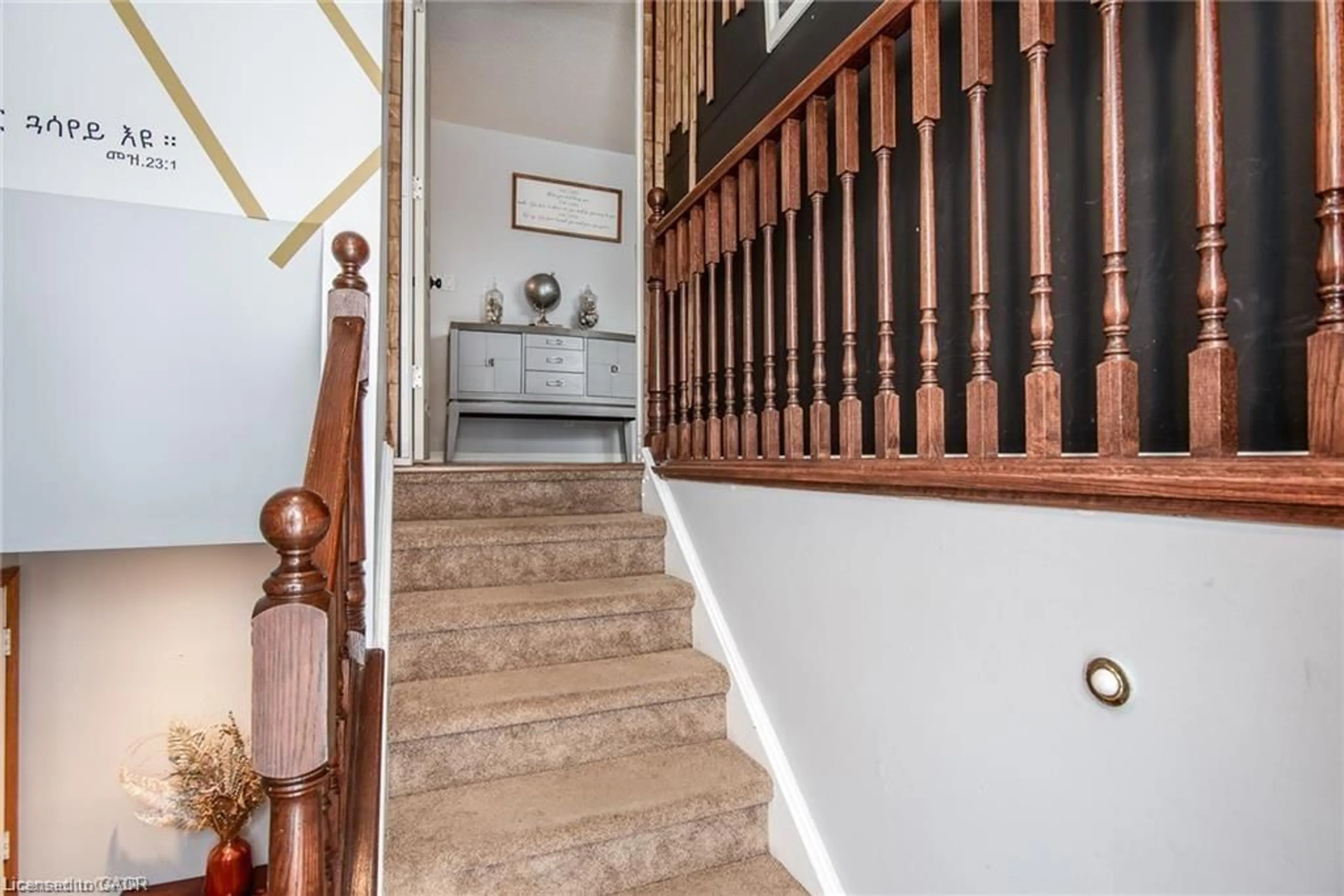 Indoor foyer for 67 Pinemeadow Cres, Waterloo Ontario N2T 1A6