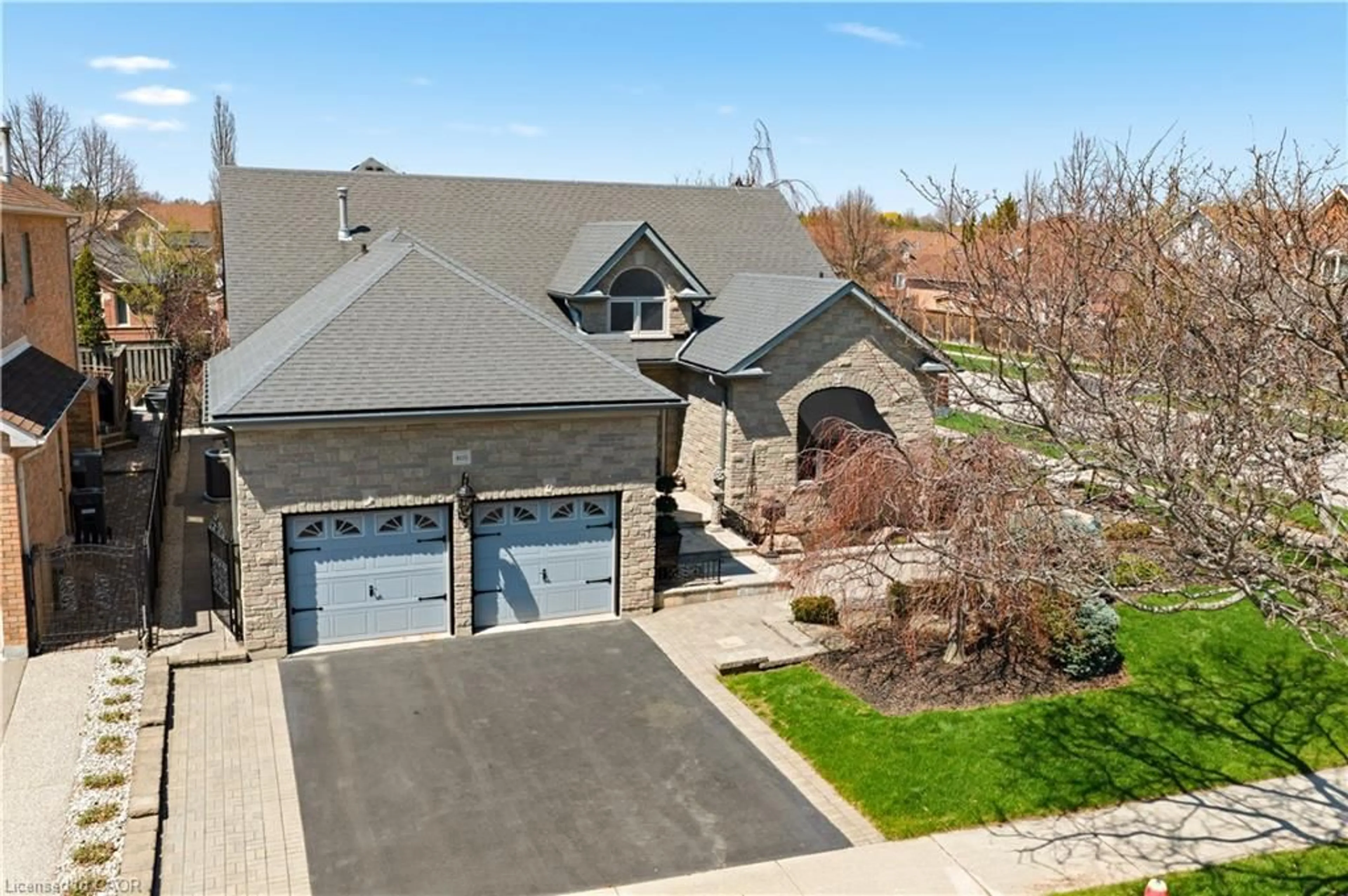 A pic from outside/outdoor area/front of a property/back of a property/a pic from drone, street for 4125 Montrose Cres, Burlington Ontario L7M 4J5
