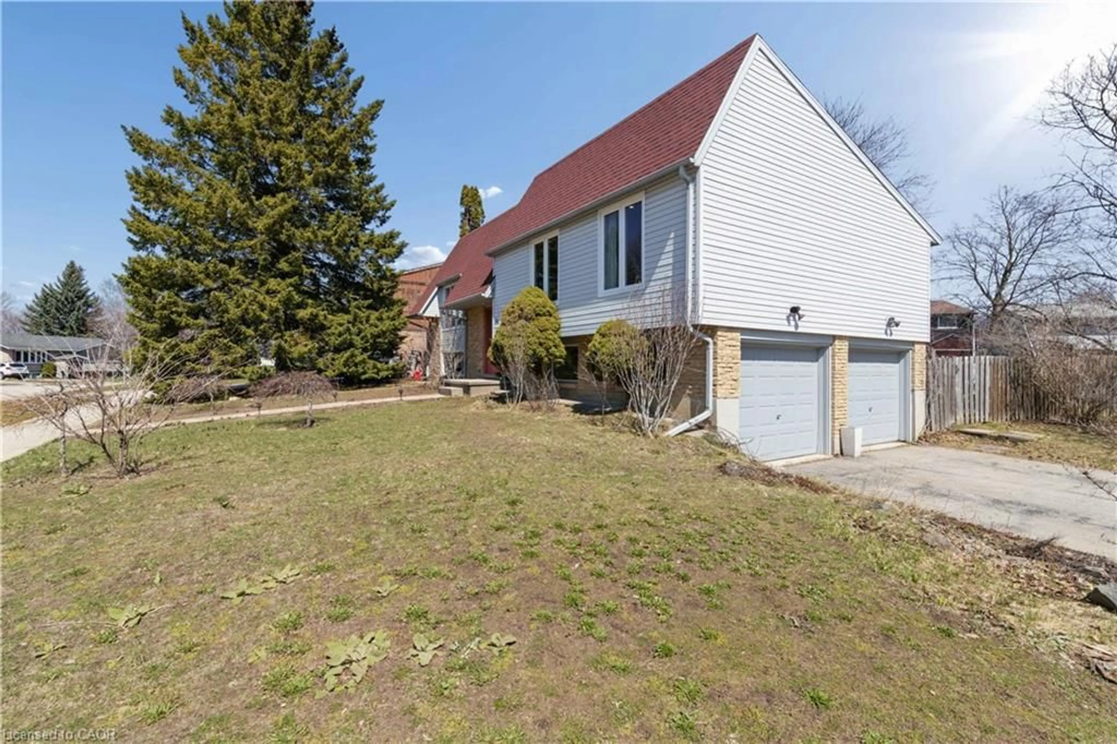 A pic from outside/outdoor area/front of a property/back of a property/a pic from drone, street for 24 Briar Knoll Pl, Kitchener Ontario N2E 2B9