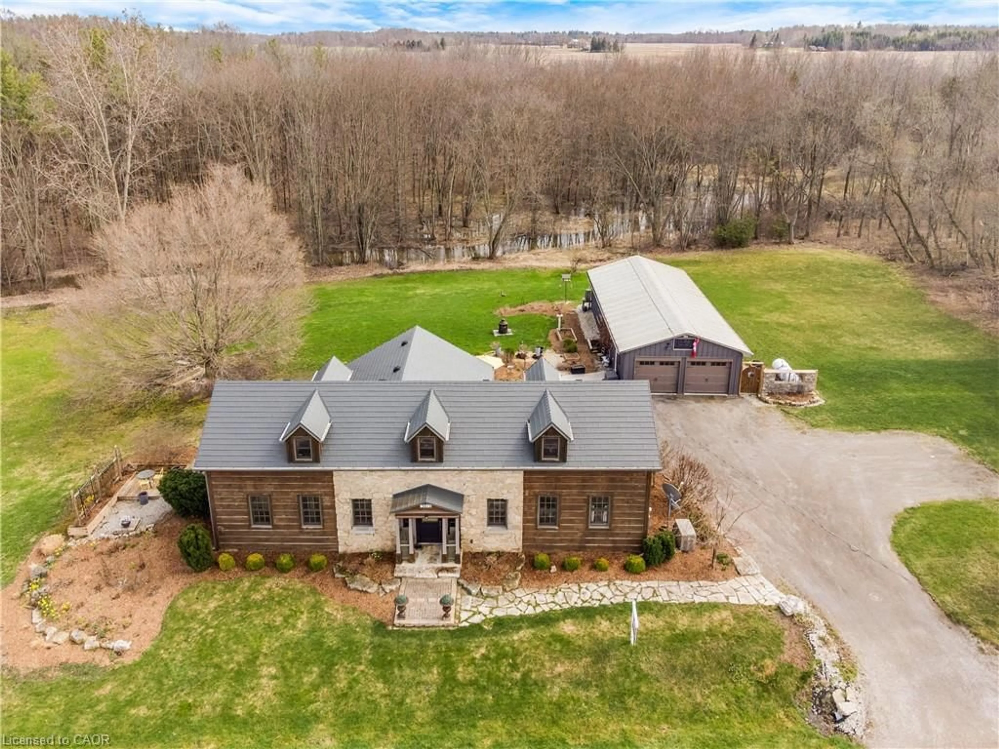 A pic from outside/outdoor area/front of a property/back of a property/a pic from drone, unknown for 3612 Indian Trail, Ancaster Ontario N3T 5M1