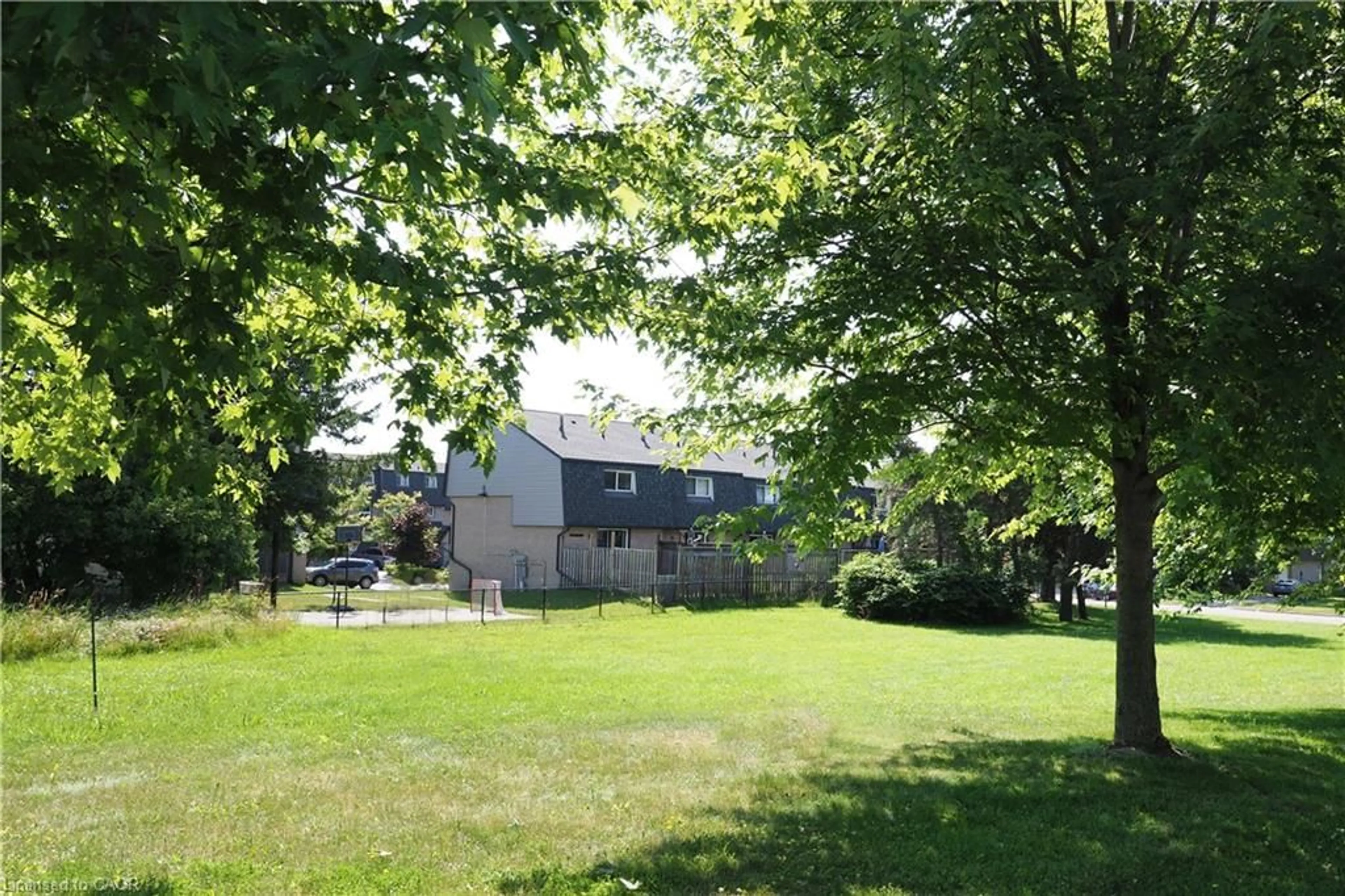 A pic from outside/outdoor area/front of a property/back of a property/a pic from drone, unknown for 138 Blackhorne Dr #8, Kitchener Ontario N2E 1Z3