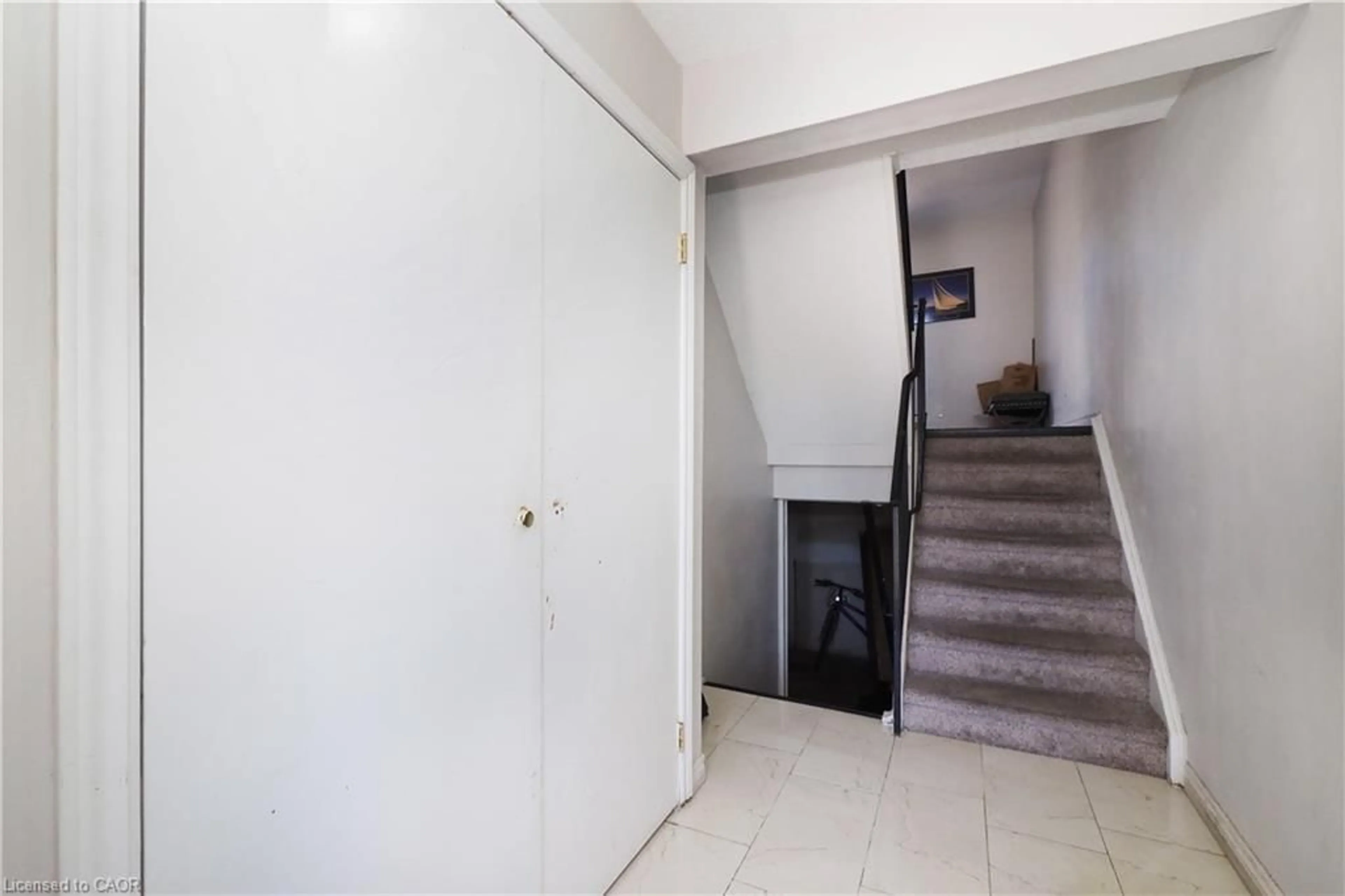Indoor foyer for 138 Blackhorne Dr #17, Kitchener Ontario N2E 1Z3