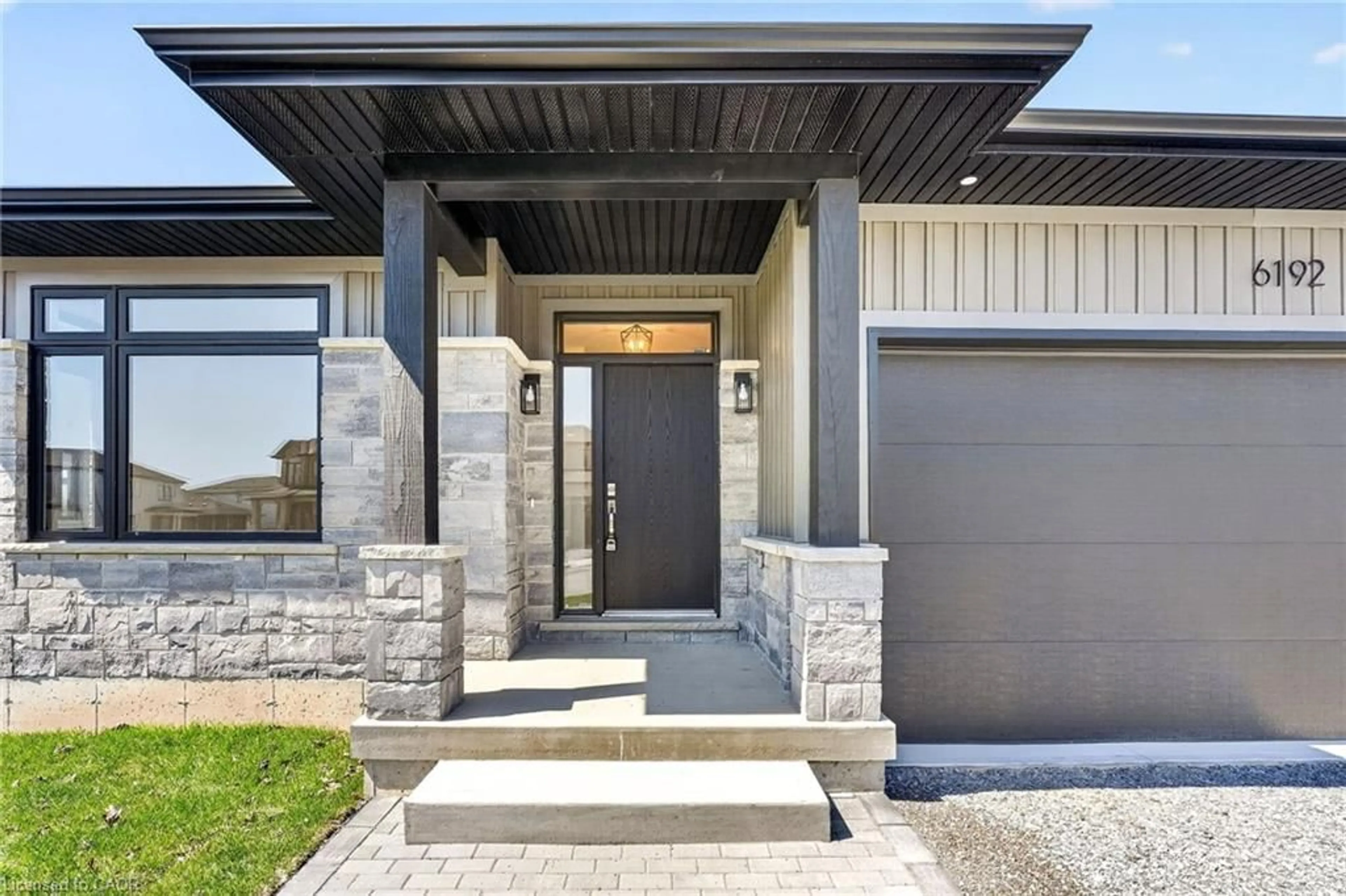 Indoor entryway for 6192 Curlin Cres, Niagara Falls Ontario L2H 3W6